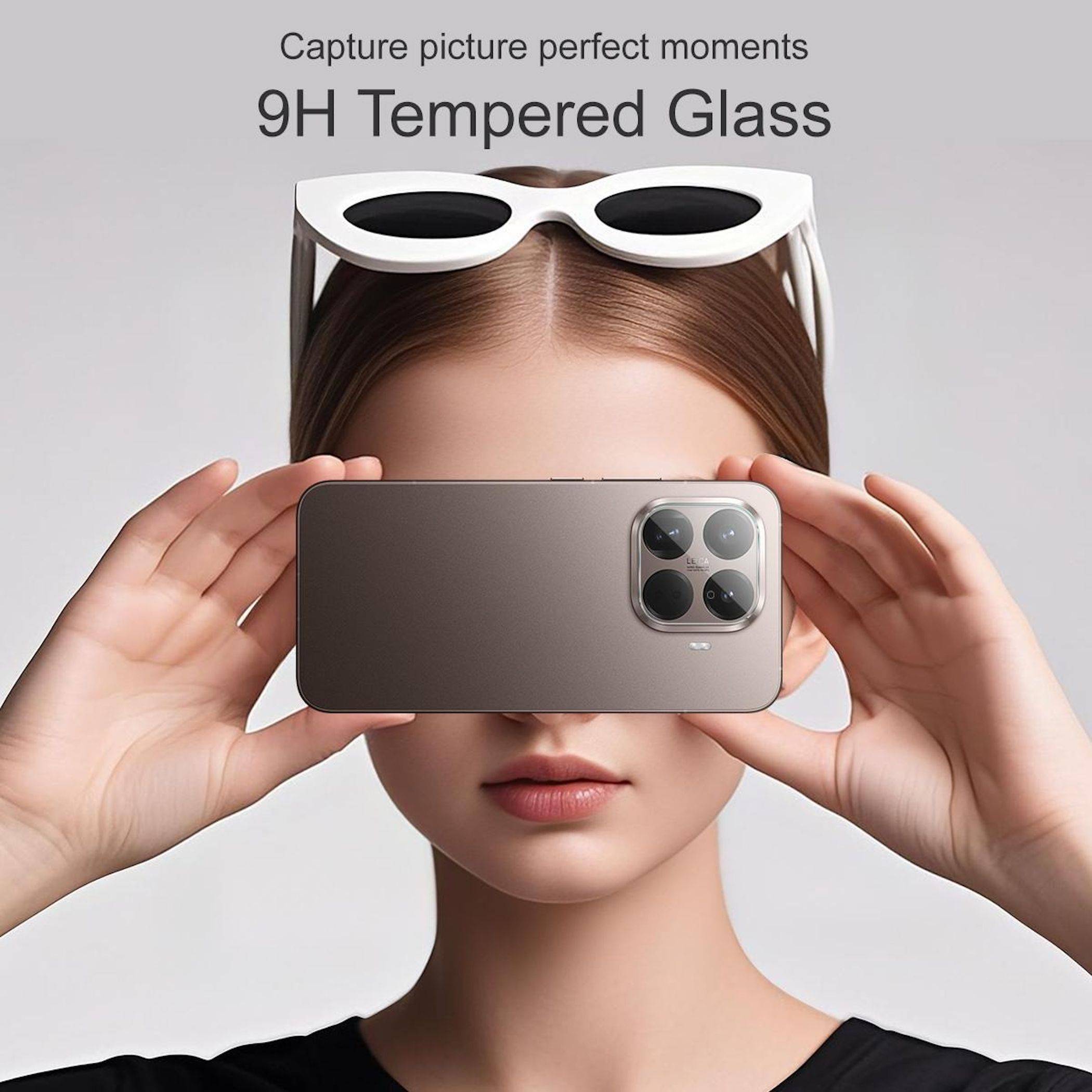 Werbebild einer Frau, die ein Smartphone mit einem 9H-Displayschutz aus gehärtetem Glas hält; der Text besagt „Erfassen Sie bildschöne Momente