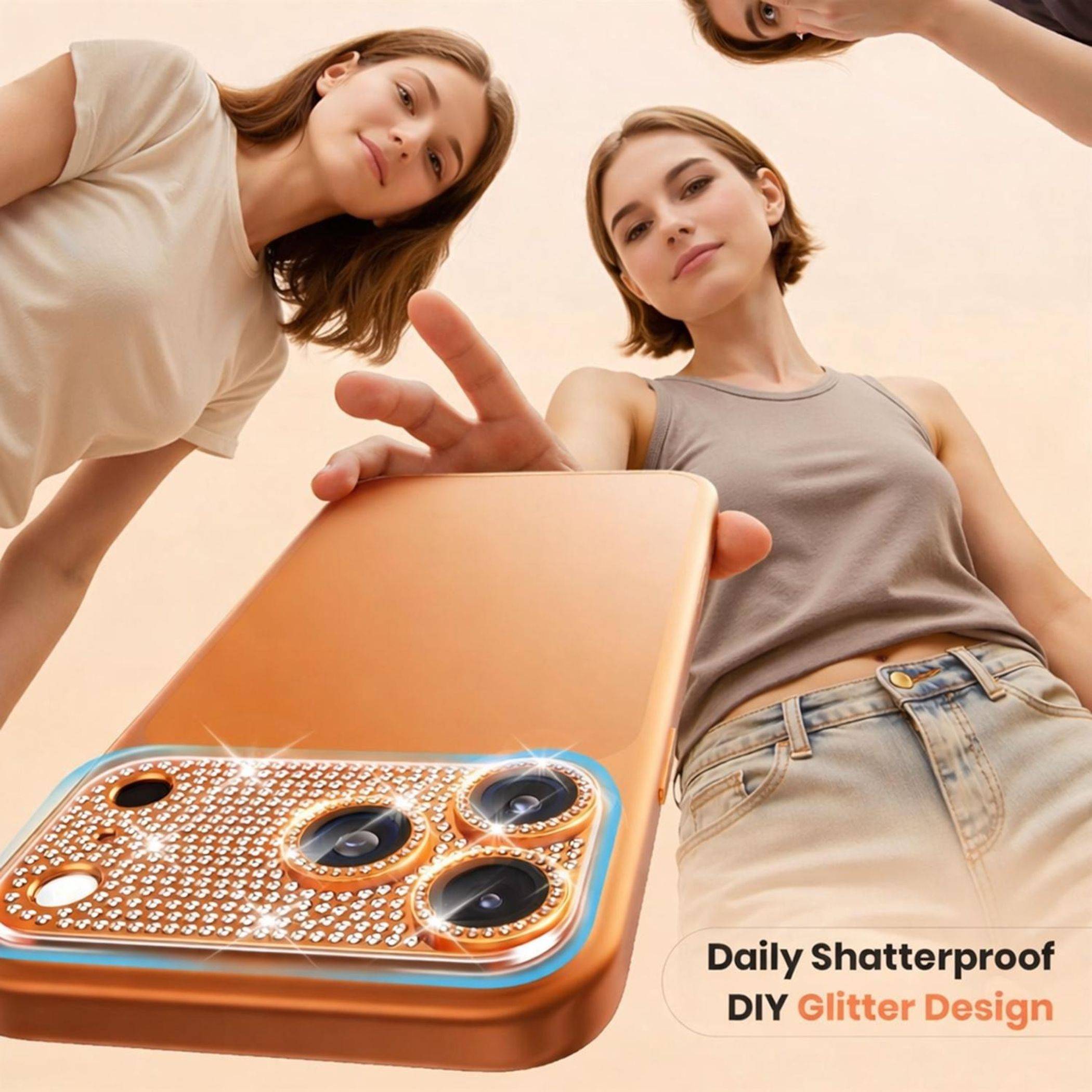 Zwei Frauen blicken auf eine glitzernde orangefarbene Smartphone-Hülle mit drei Kameraausschnitten hinab; der Text lautet „Daily Shatterproof DIY Glitter Design