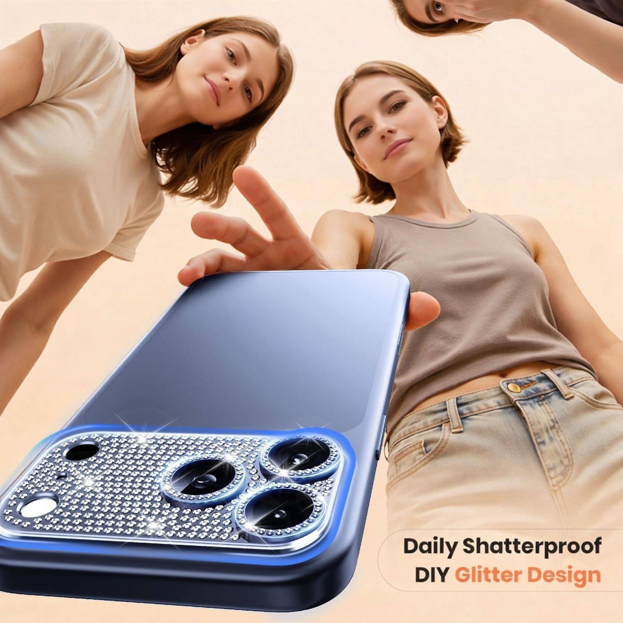 Werbebild von zwei Frauen, die auf ein blaues Smartphone mit glitzerndem Glitter-Case herunterblicken; Text liest sich „Daily Shatterproof DIY Glitter Design