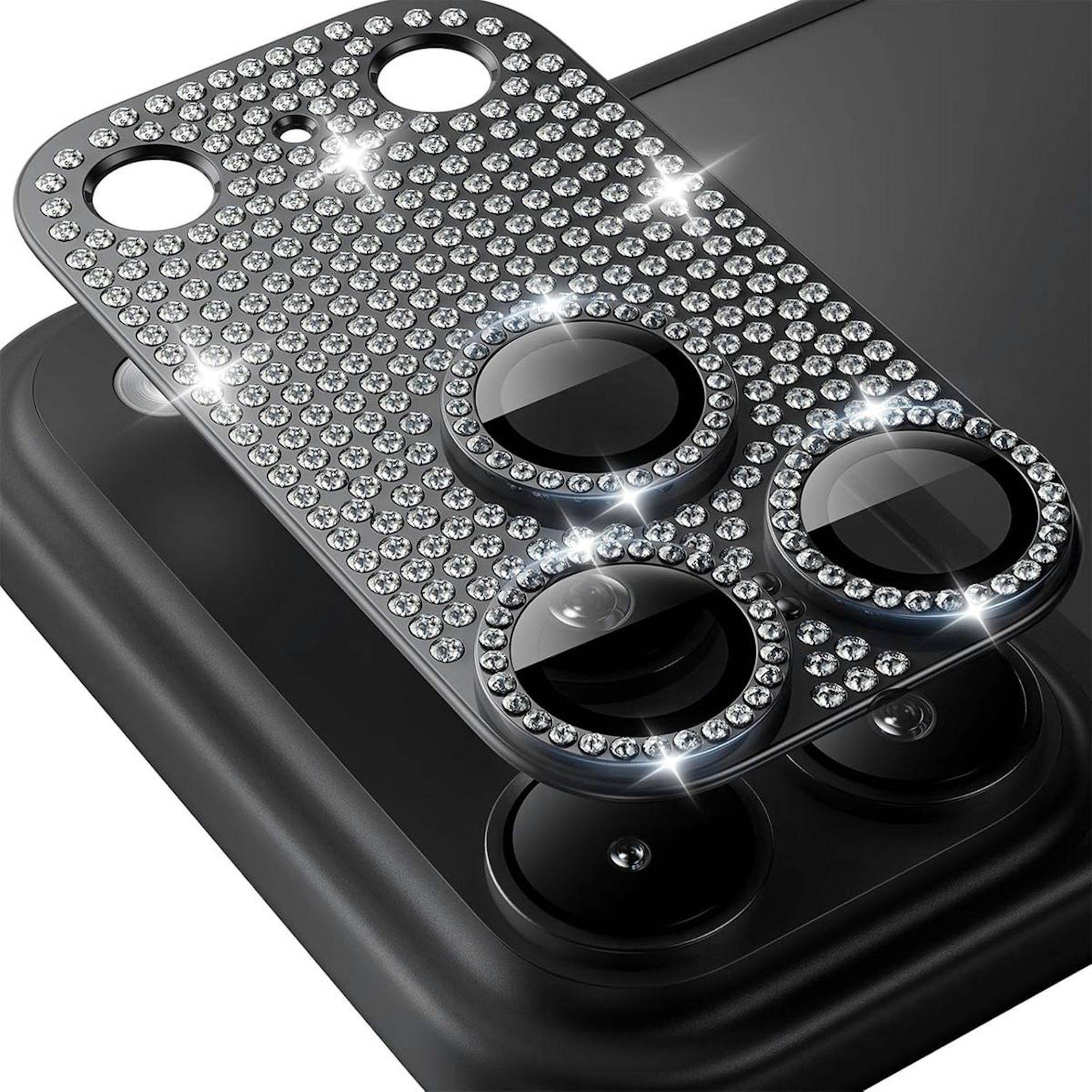 Glänzende Strass-Handykamera-Linsenabdeckung auf einem schwarzen Smartphone mit mehreren Ausschnitten zum Schutz der hinteren Kameraobjektive.