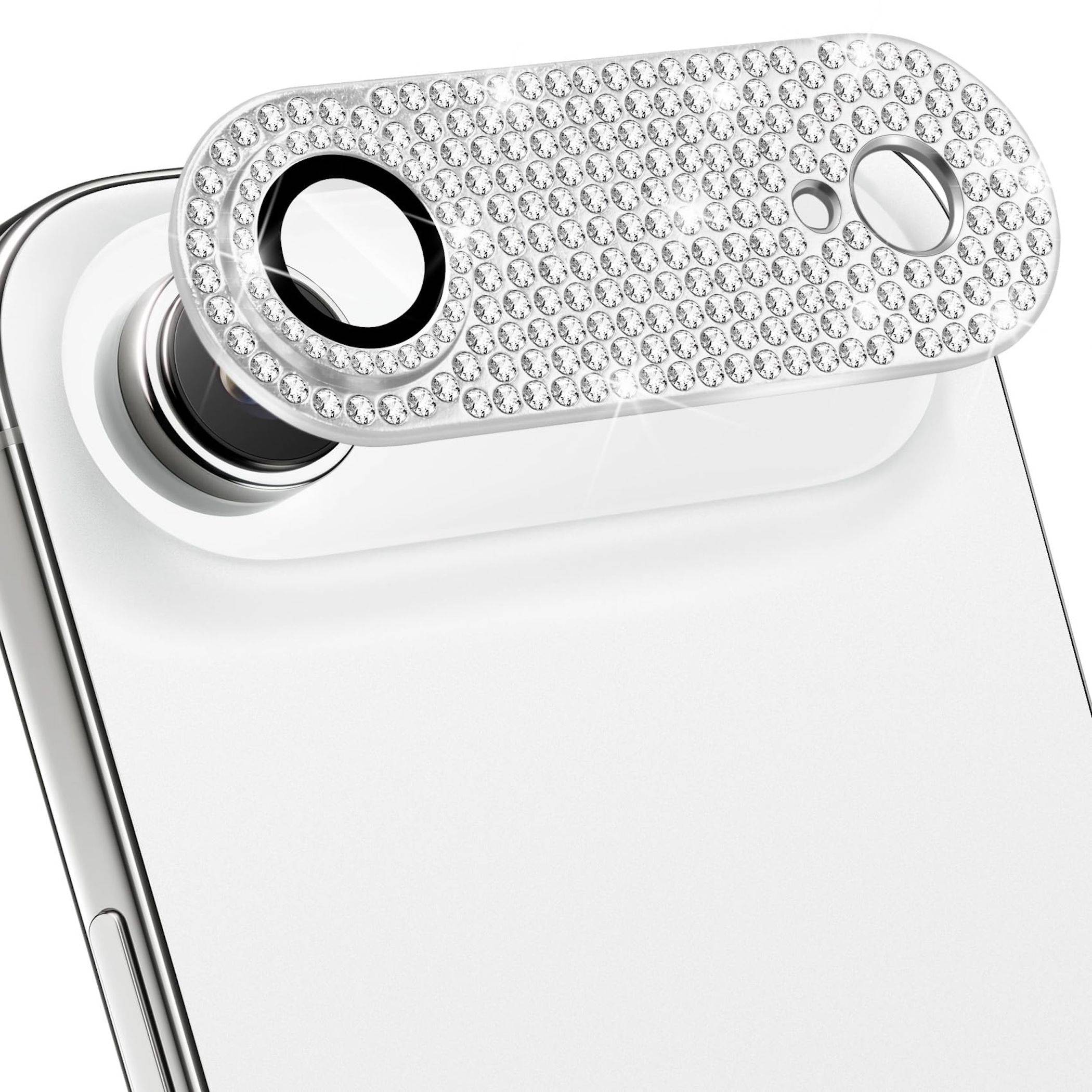 Nahaufnahme der Rückfahrtkamera eines Smartphones mit einem glitzernden Strass-Objektivschutz, der angebracht ist.