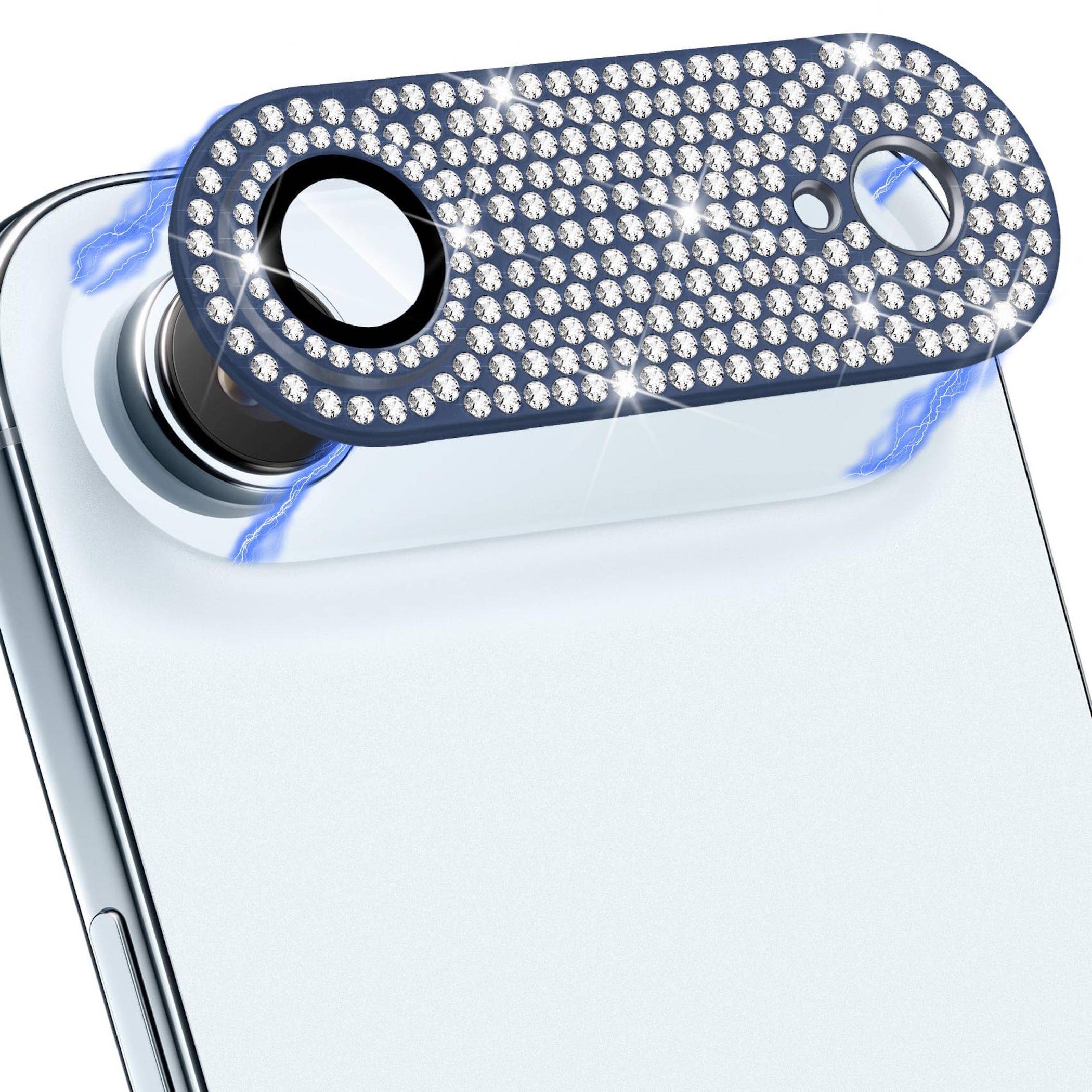 Ein Kameraobjektiv-Schutz mit Juwelen ist an der Rückseite eines Smartphones angebracht und bedeckt die hintere Kamera mit einer glitzernden blauen Platte.