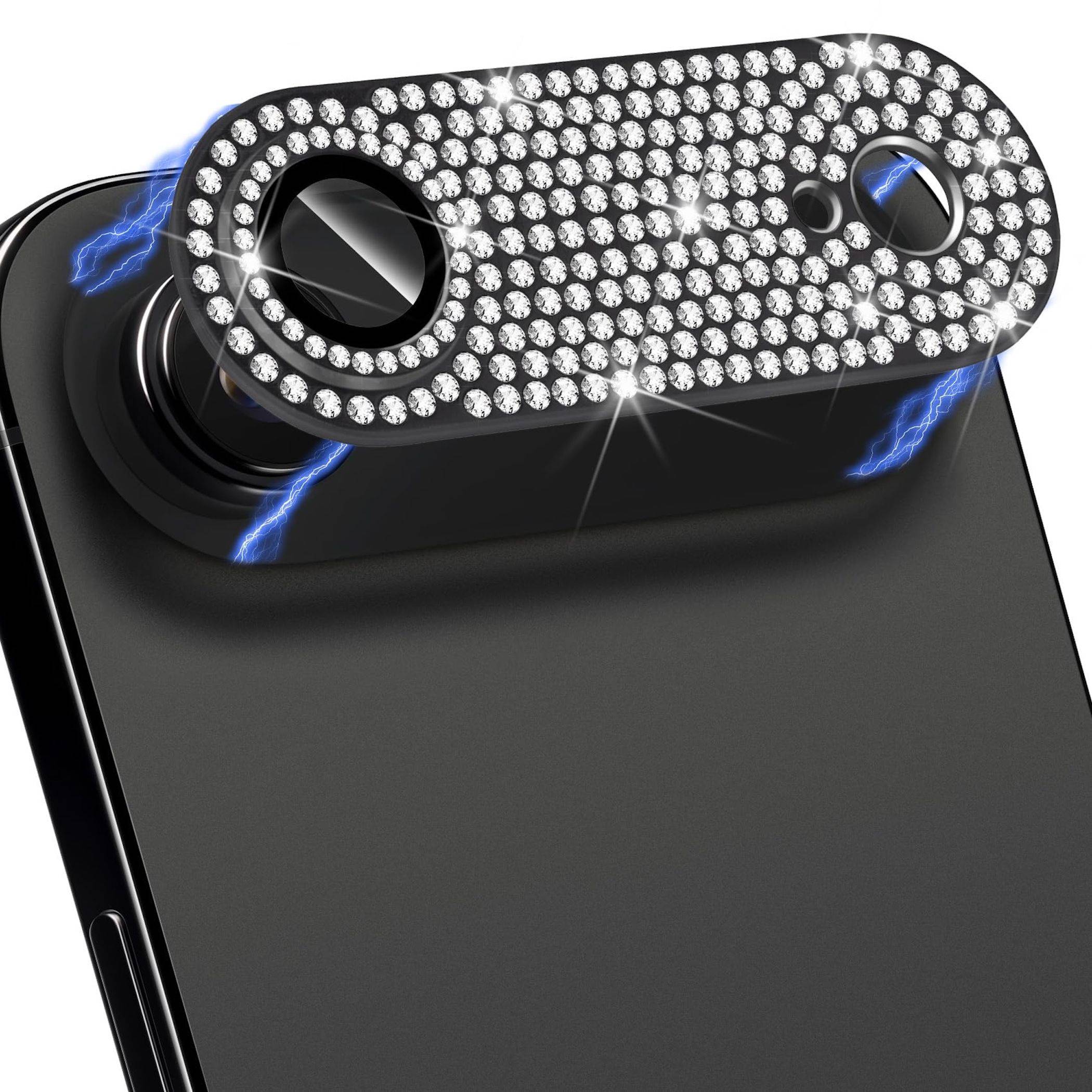 Nahaufnahme eines Smartphones mit funkelnder Strass-Kameralinsenabdeckung und schwarzem Glitter-Gehäuse, das ein dekoratives Schutzaccessoire zeigt.