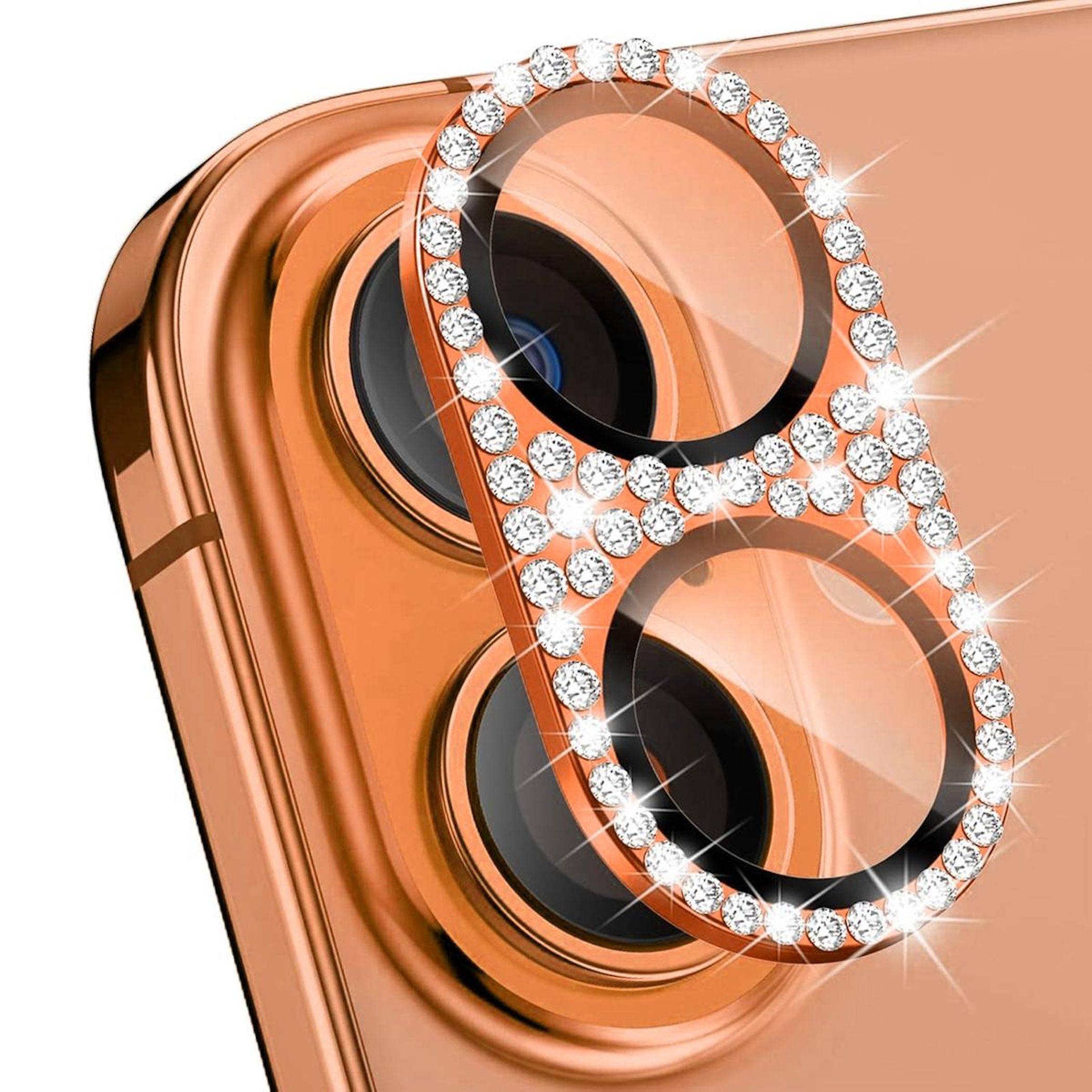 Nahaufnahme einer Smartphone-Kamera in Roségold mit funkelndem Strass-Dual-Objektiv-Schutzcover.