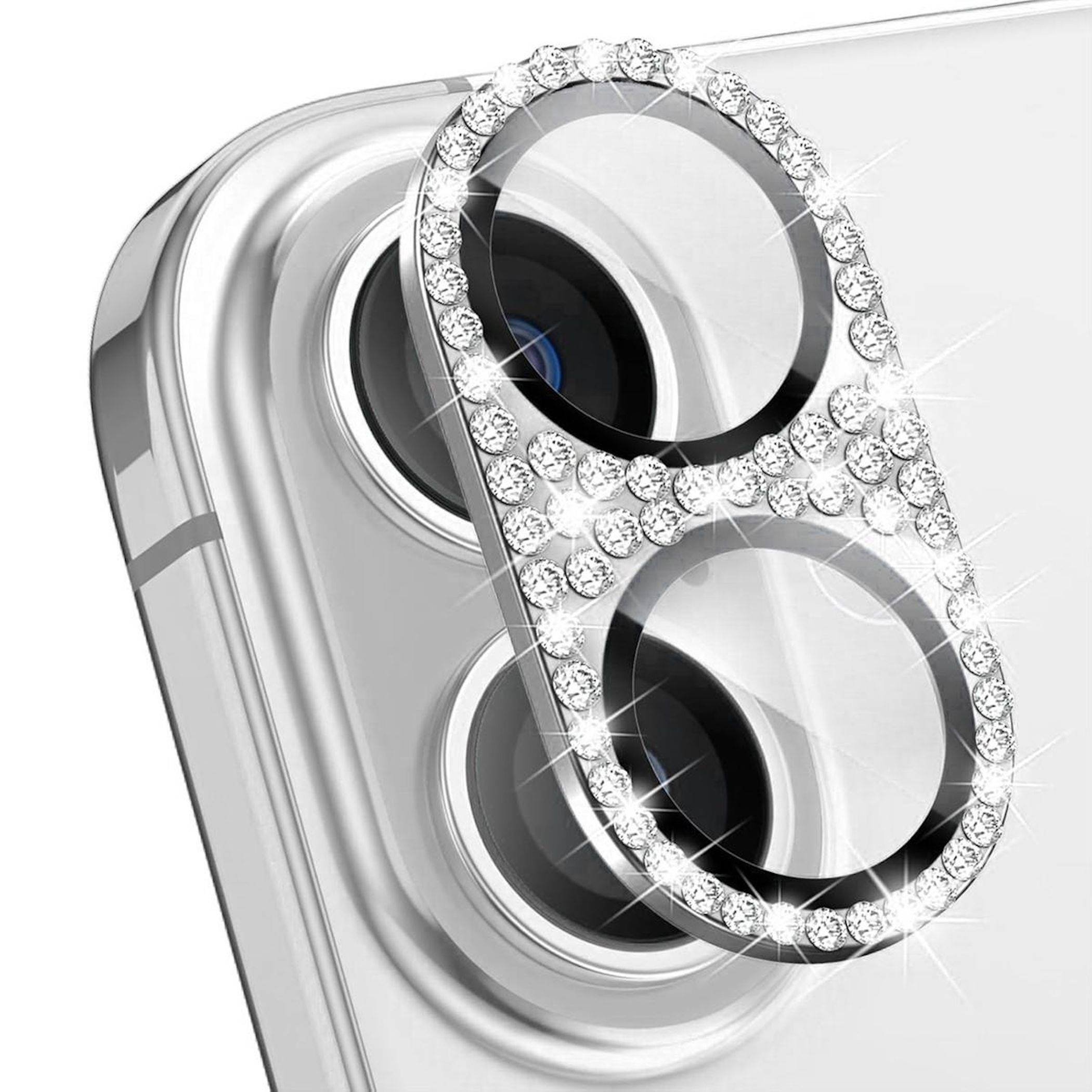 Nahaufnahme einer Smartphone-Kamera mit einem mit Rhinsteinen besetzten Dual-Lens-Schutz, der zwei kreisförmige Linsenöffnungen zeigt.