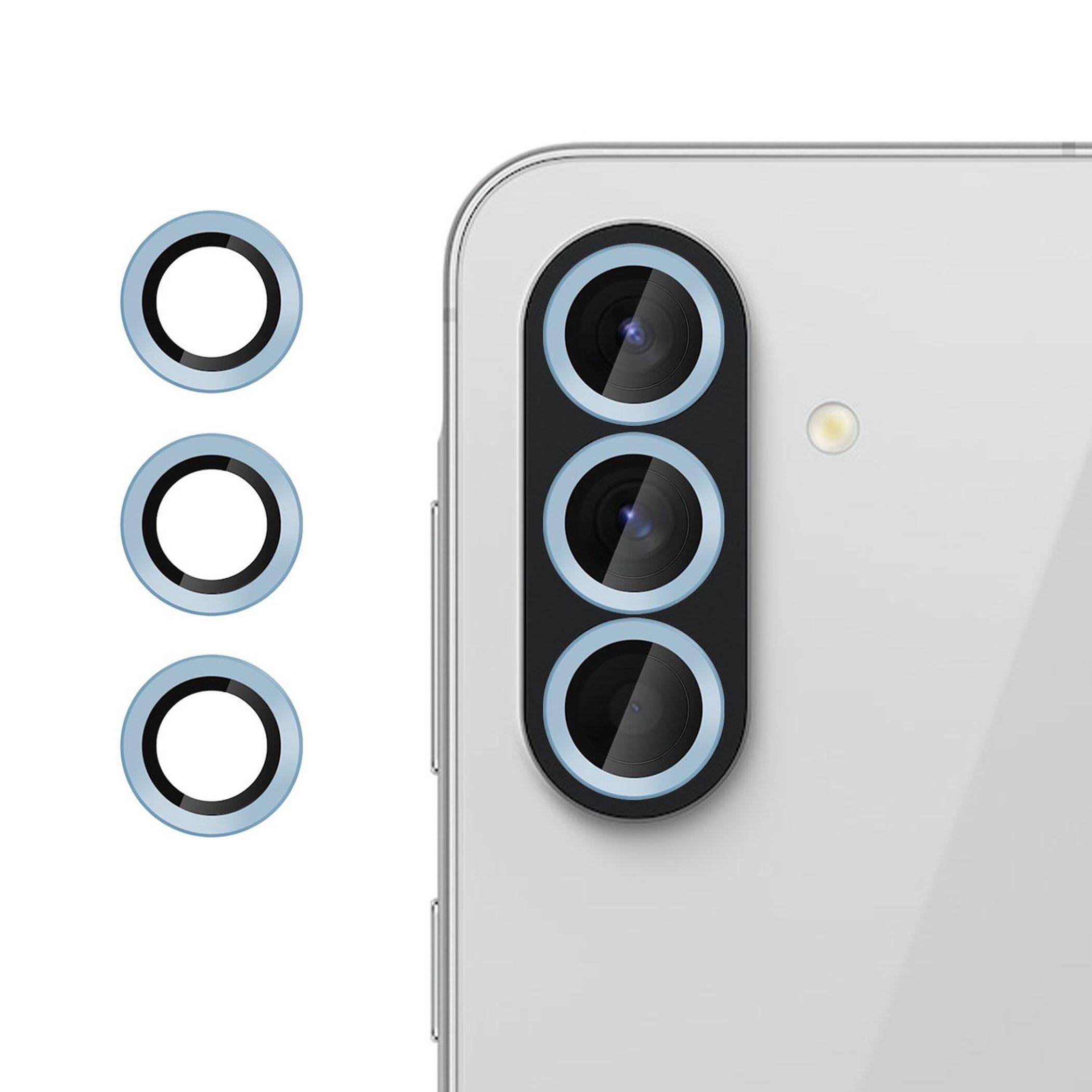 Rückseite eines Smartphones mit einem dreifachen Kameramodul und Blitz, mit drei separaten Linsenringen daneben angezeigt.