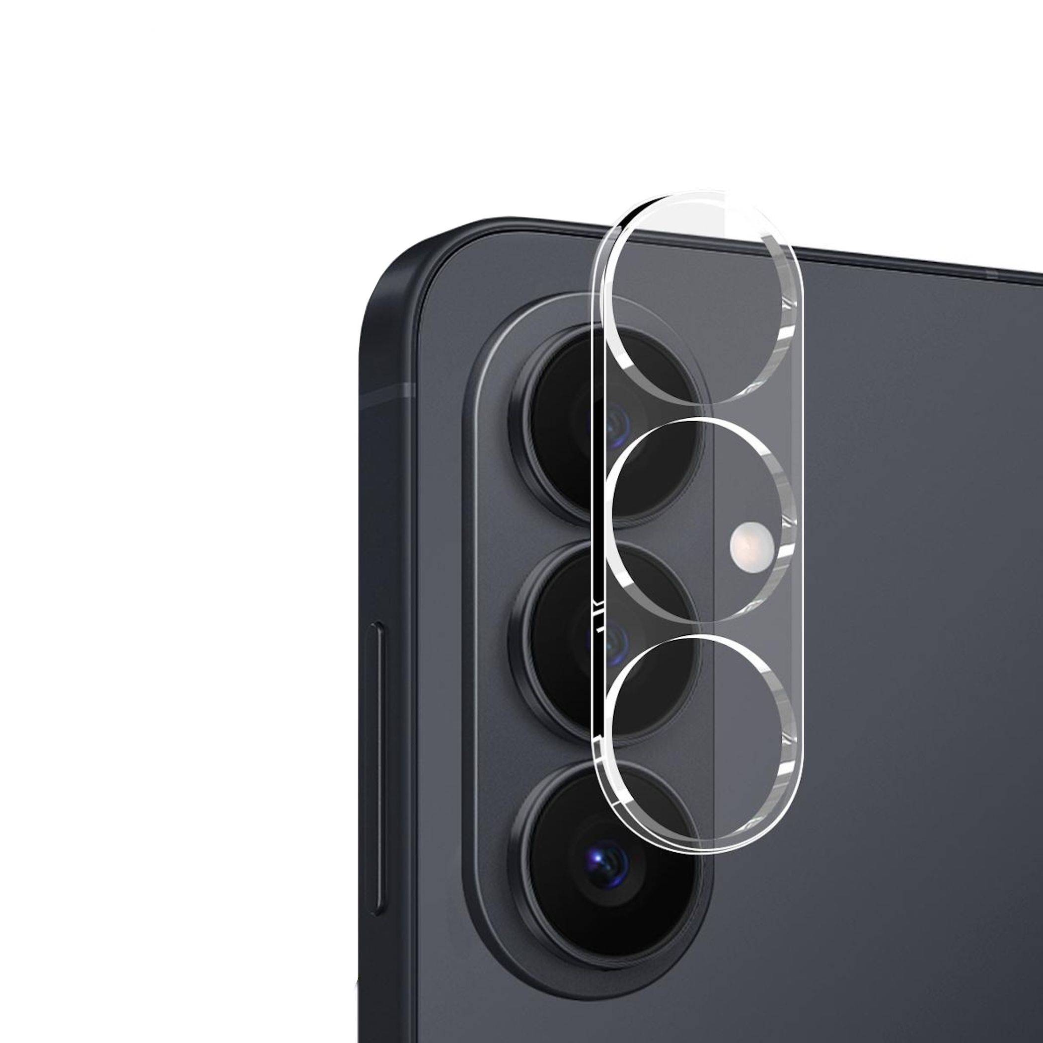 Nahaufnahme des hinteren Kameramoduls eines Smartphones mit einer transparenten Schutzlinsenabdeckung, die über drei Kameraobjektive und einen Blitz ausgerichtet ist.