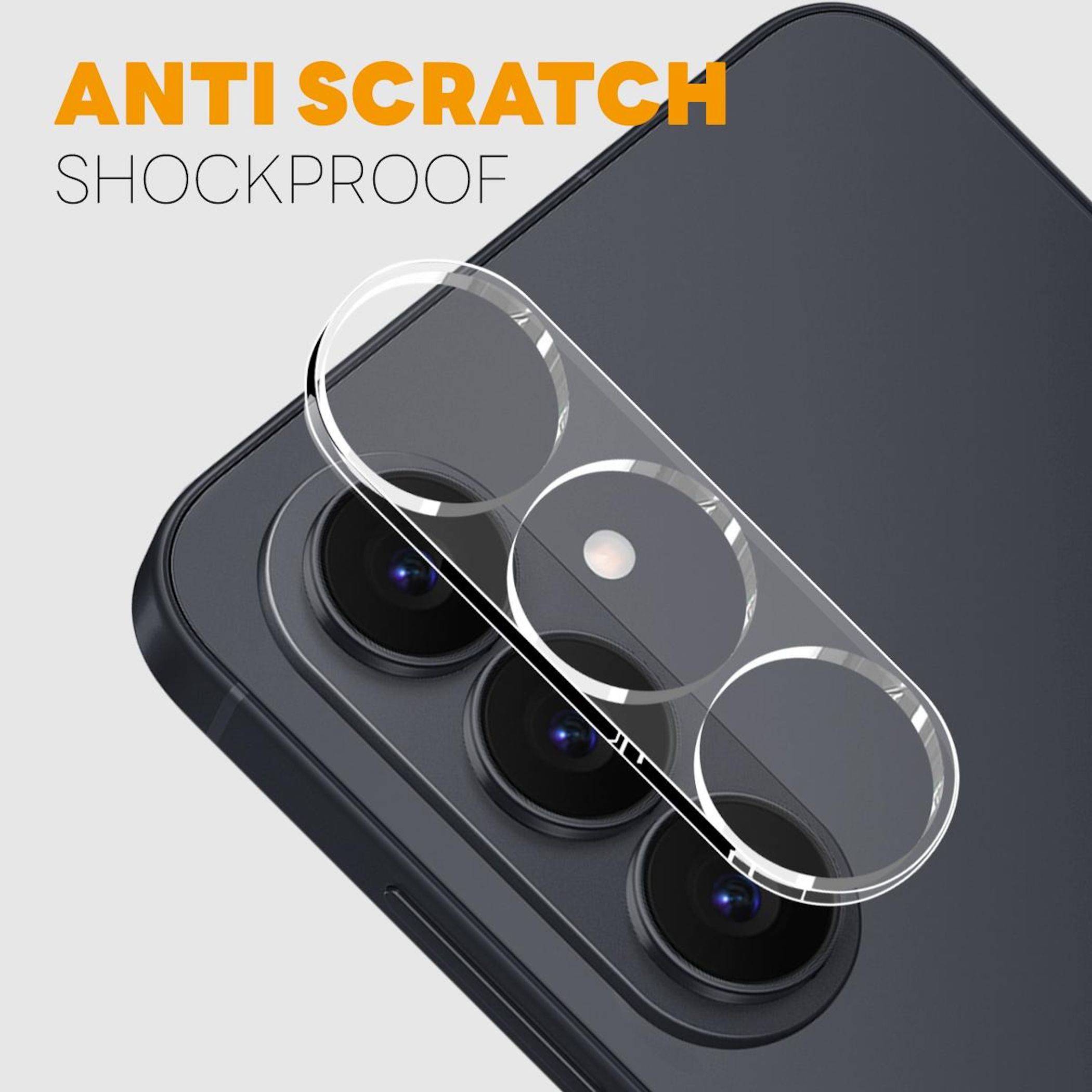 Kratzfester, stoßfester transparenter Kameralinsenschutz über dem dreifachen rückseitigen Kameramodul eines Smartphones.