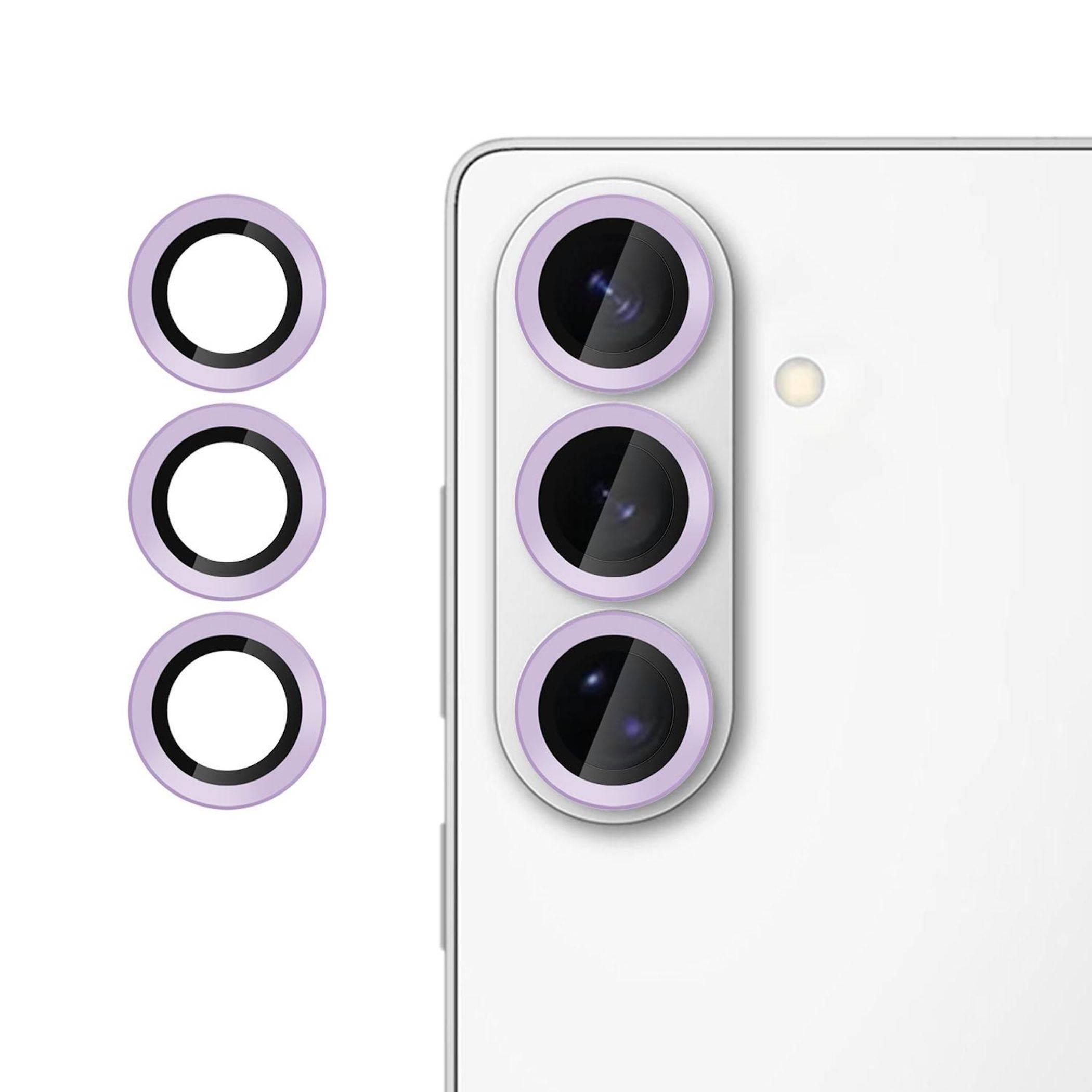 Weiße Smartphone-Rückseite mit drei vertikal übereinander angeordneten Kameraobjektiven und drei separaten violetten Linsenringen, die daneben gezeigt sind.