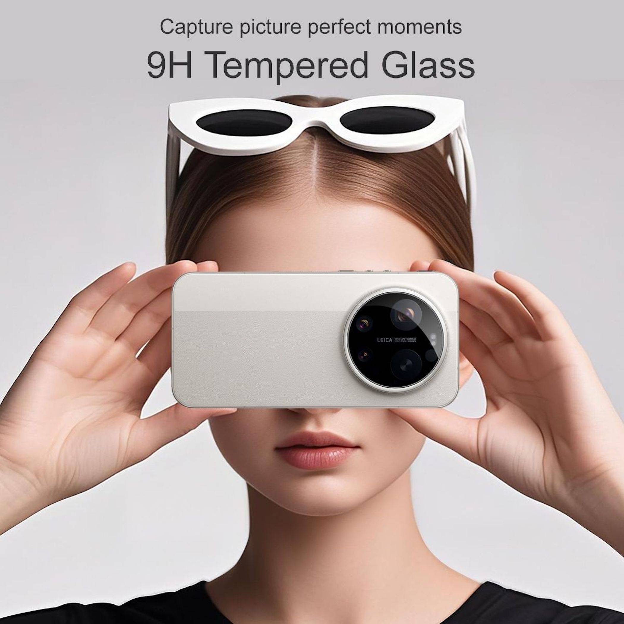 Anzeige, die eine Frau zeigt, die eine Smartphone-Hülle mit einem großen Kameraobjektiv und einer Sonnenbrille oben darauf verwendet; der Text lautet „Capture picture perfect moments