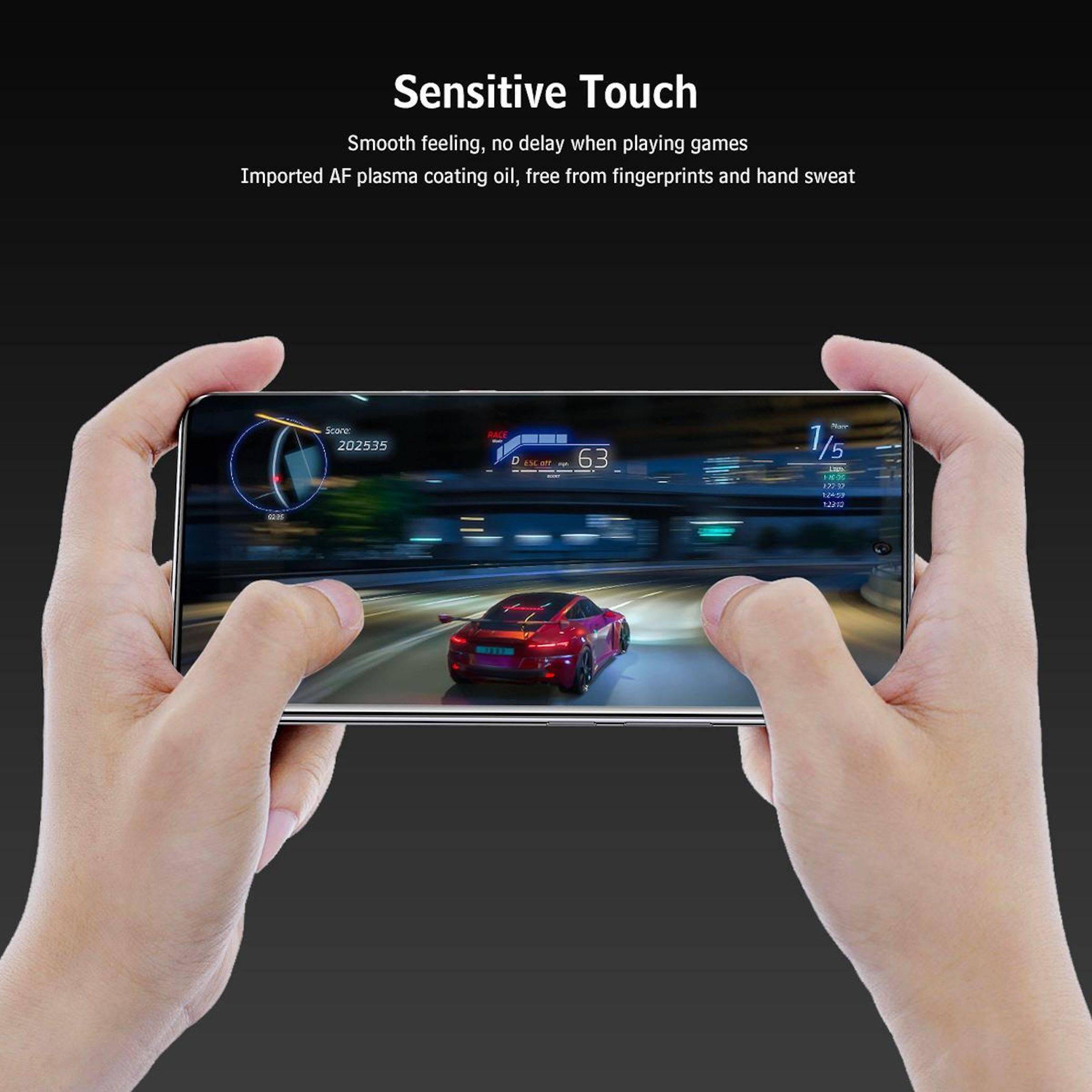 Hände halten ein Smartphone im Querformat während eines Auto-Rennspiel; Text sagt „Sensitive Touch
