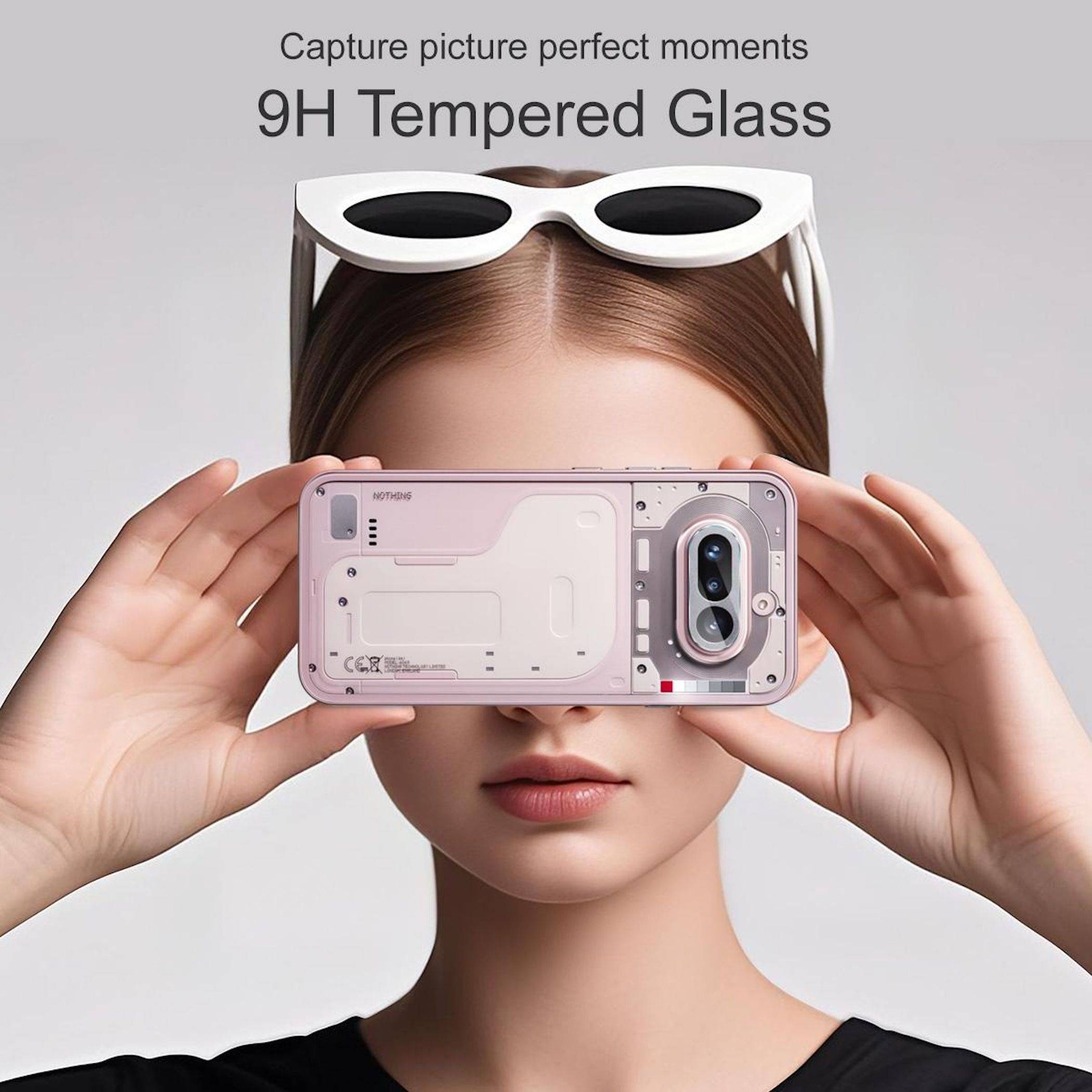 Werbebild einer Frau, die ein Smartphone mit einem klaren „9H Hartglas
