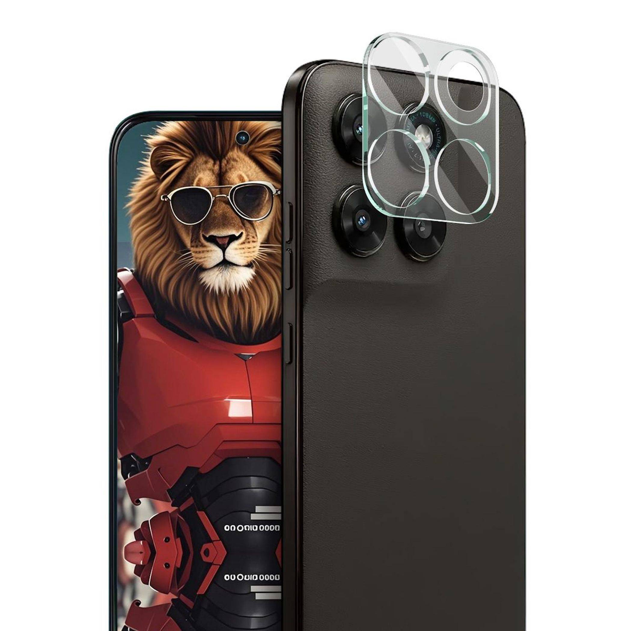 Smartphone mit einem Löwen-Hintergrundbild in einem roten Anzug, neben einer dunklen Handyhülle mit einem transparenten Kameraobjektiv-Schutz über den hinteren Kameraausschnitten.