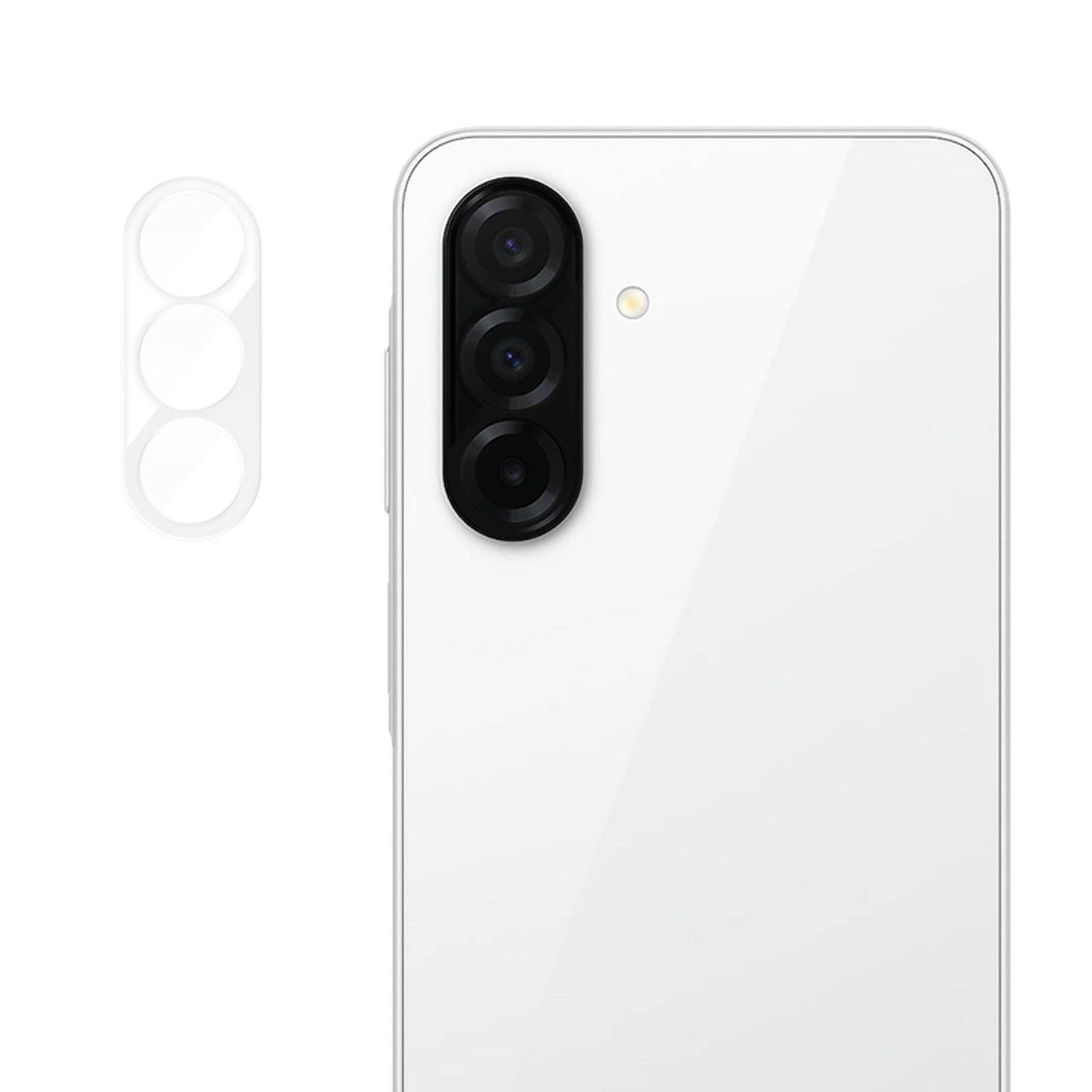 Rückseite eines weißen Smartphones mit dreifach-Kameramodul und separater Schutzabdeckung für die Kamera, shown auf einem einfachen Hintergrund.