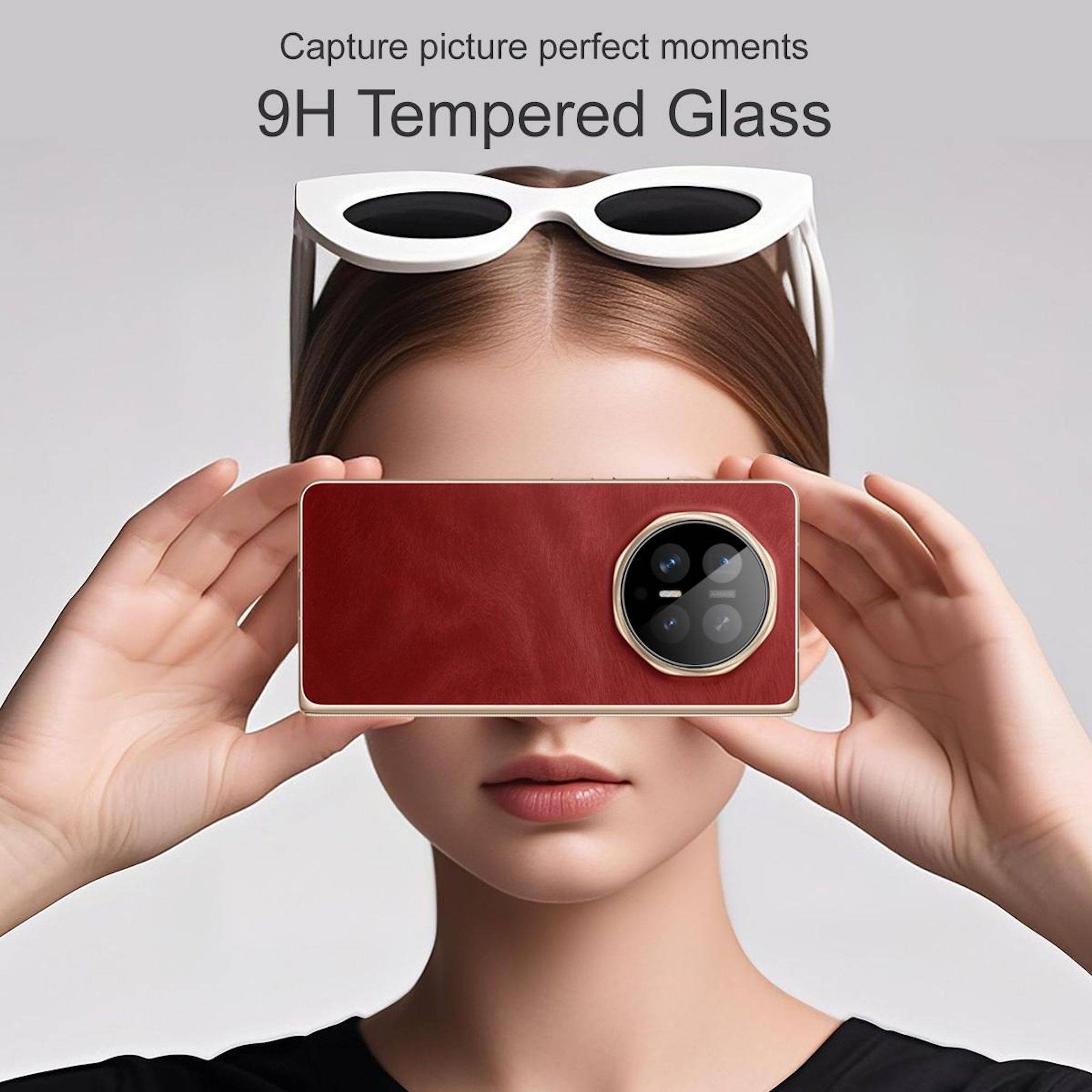Promotionsbild einer Frau, die ein rotes Smartphone vor ihrem Gesicht hält, mit Text „Erfassen Sie makellosen Momente