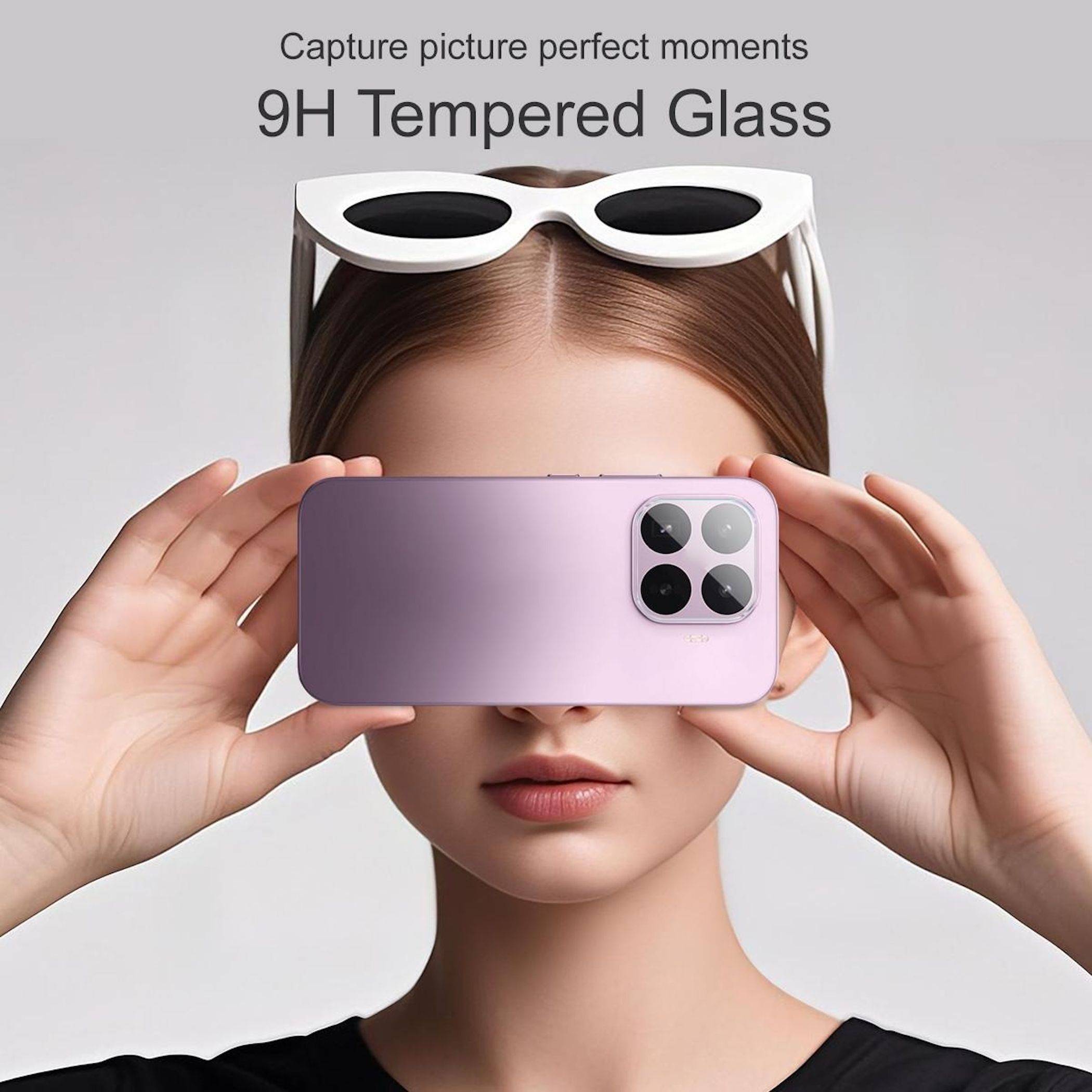 Eine Werbeanzeige, die eine Frau zeigt, die ein Smartphone vor ihrem Gesicht hält, mit einer Sonnenbrille auf ihrem Kopf und dem Text „9H Gehärtetes Glas
