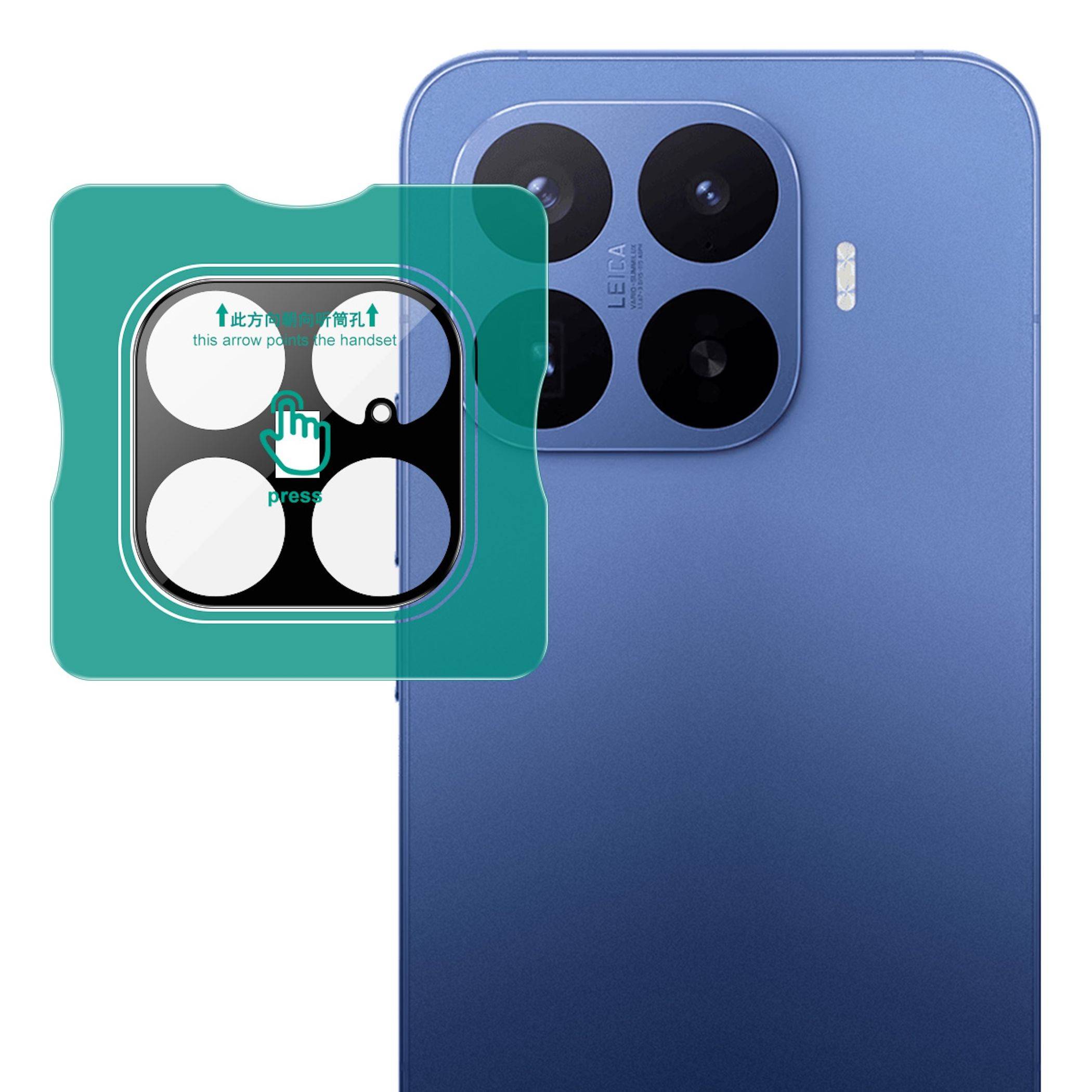 Blaues Smartphone mit teal-farbenem Schutz-Kameraobjektivdeckel über dem hinteren Kameramodul, das zeigt, wie der Deckel ausgerichtet und installiert wird.