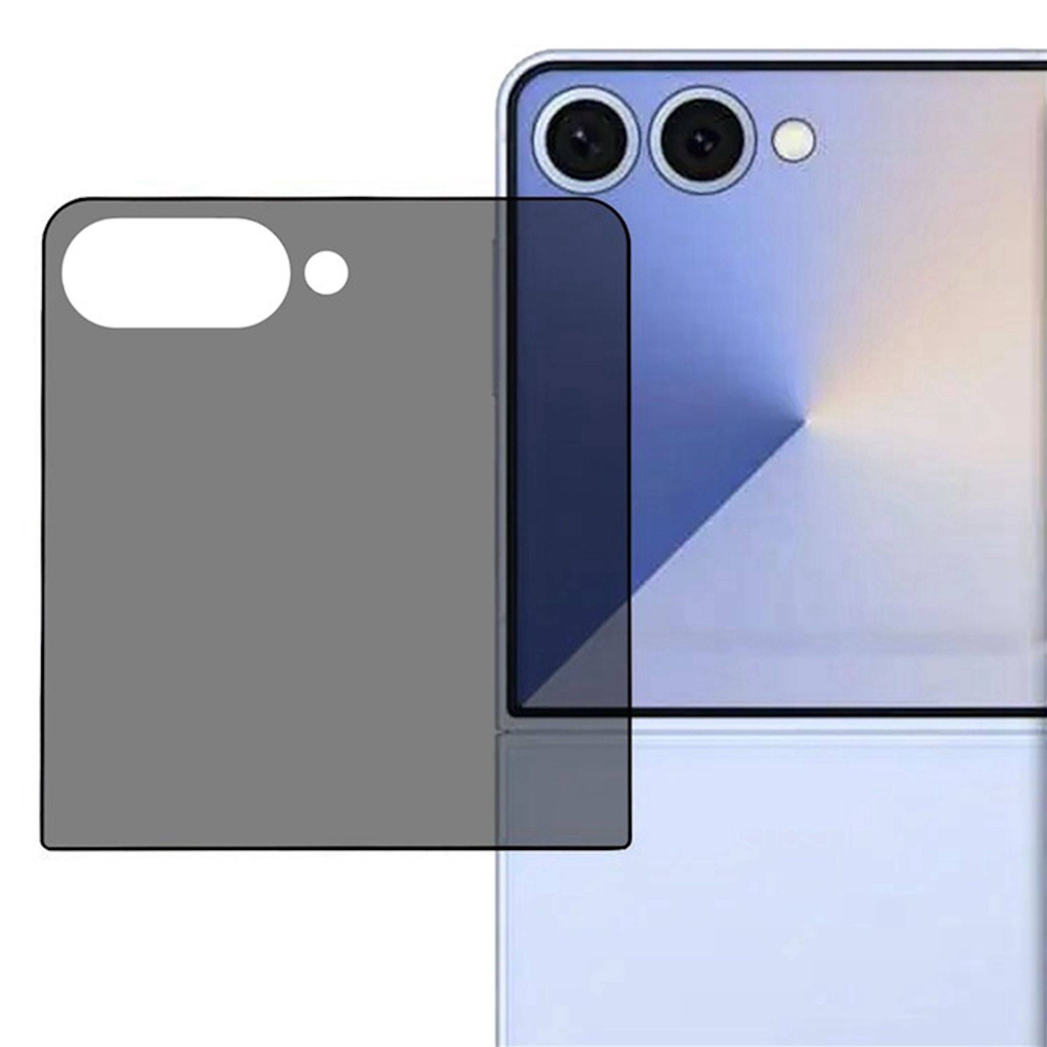 Graue Handyhülle mit Kameraausschnitt, die über der Rückseite eines Dual-Kamera-Smartphones ausgerichtet gezeigt wird.