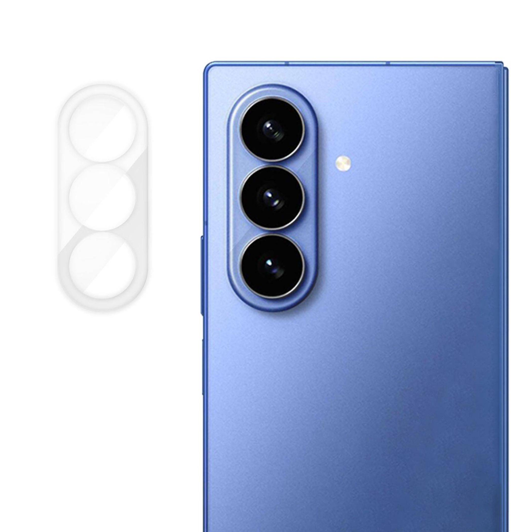 Blaue Smartphone-Rückseite mit vertikalem Triple-Kamera-Modul und Blitz; daneben befindet sich eine zusätzliche durchsichtige Drei-Linsen-Overlay, die Kamera-Designoptionen andeutet.