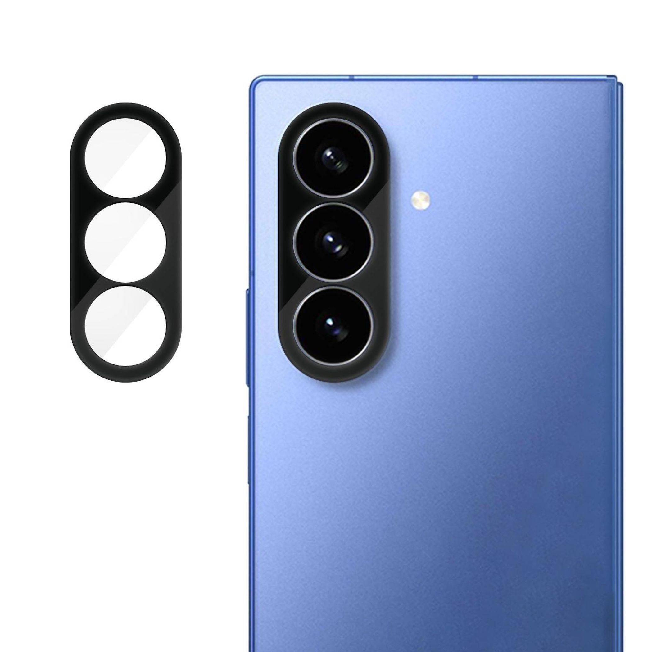 Blaue Smartphone-Rückseite mit separater schwarzer Triple-Kamera-Objektivabdeckung, die zeigt, wie das Zubehör über das Kameramodul des Telefons passt.