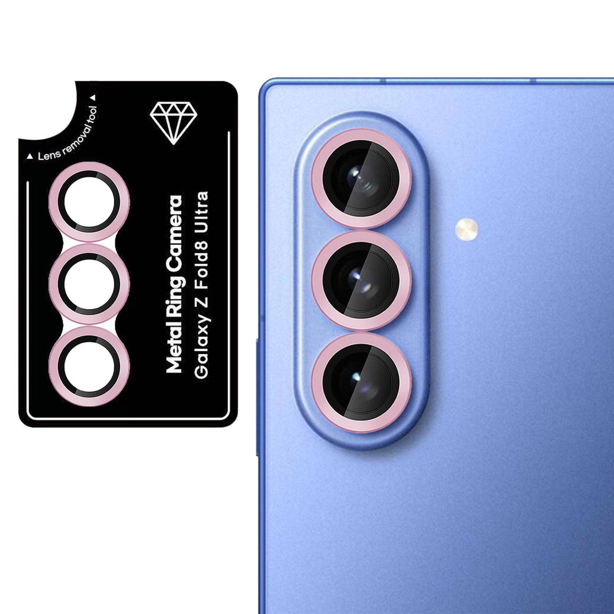 Bild eines blauen Telefons mit dreifacher hinterer Kamera mit rosa Metallring-Objektivschutzvorrichtungen, gezeigt neben einer Verpackung mit der Aufschrift „Metal Ring Camera Galaxy Z Fold8 Ultra