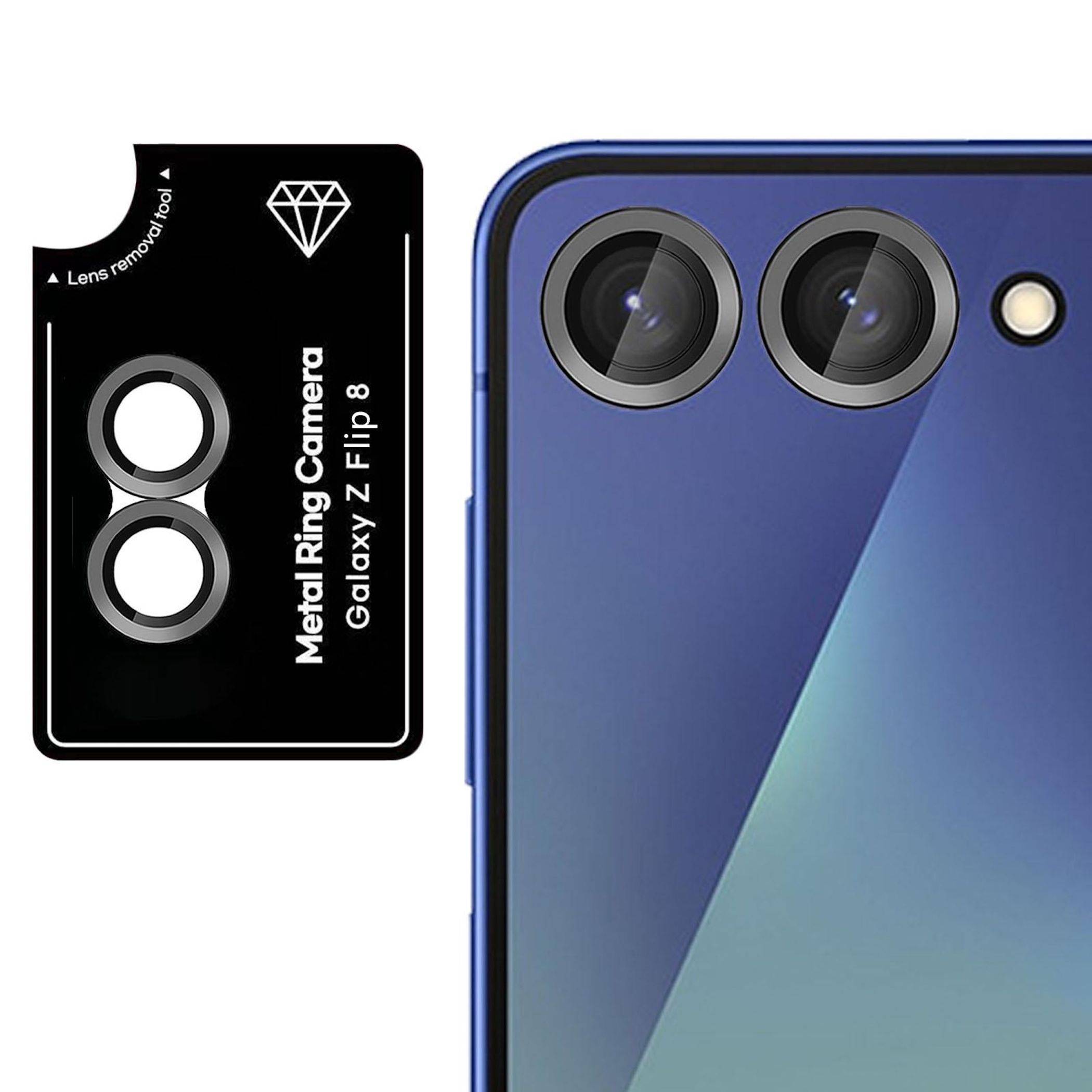 Samsung Galaxy Z Flip 8 Telefon Rückseite mit Dual-Kameraobjektiven und Blitz, daneben eine schwarze 'Metal Ring Camera' Linsenschutzvorrichtung.
