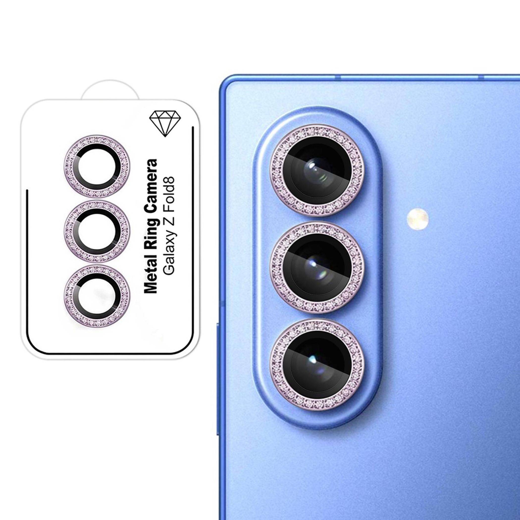 Metallische Ringlinsenschutzer für Galaxy Z Fold8, die neben einem blauen Telefon mit dreifacher hinterer Kamera angezeigt werden.