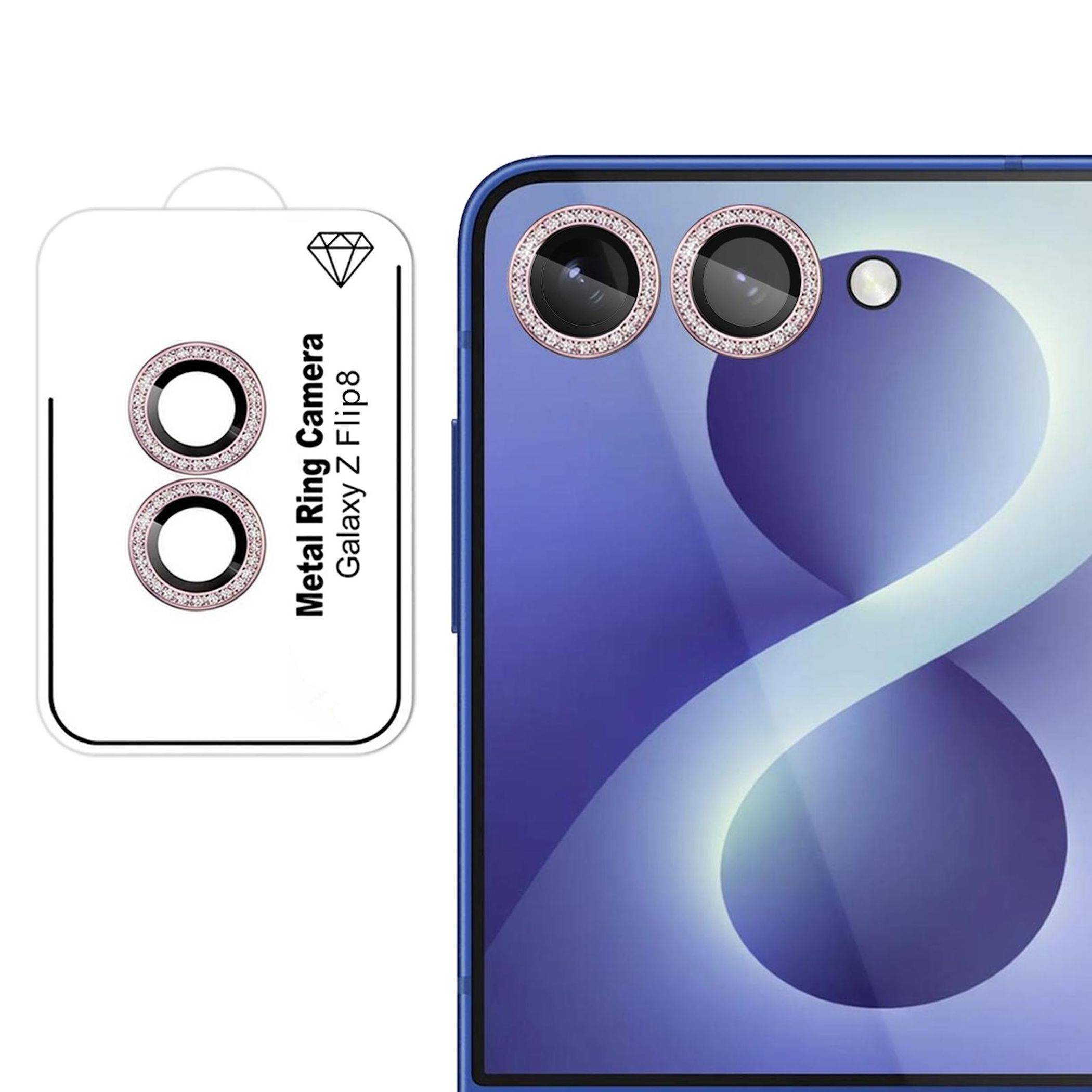 Galaxy Z Flip8 Metallring-Kameraschutz-Zubehör neben einem violetten Telefon gezeigt, das duale Kameraringe und Blitzplatzierung hervorhebt.