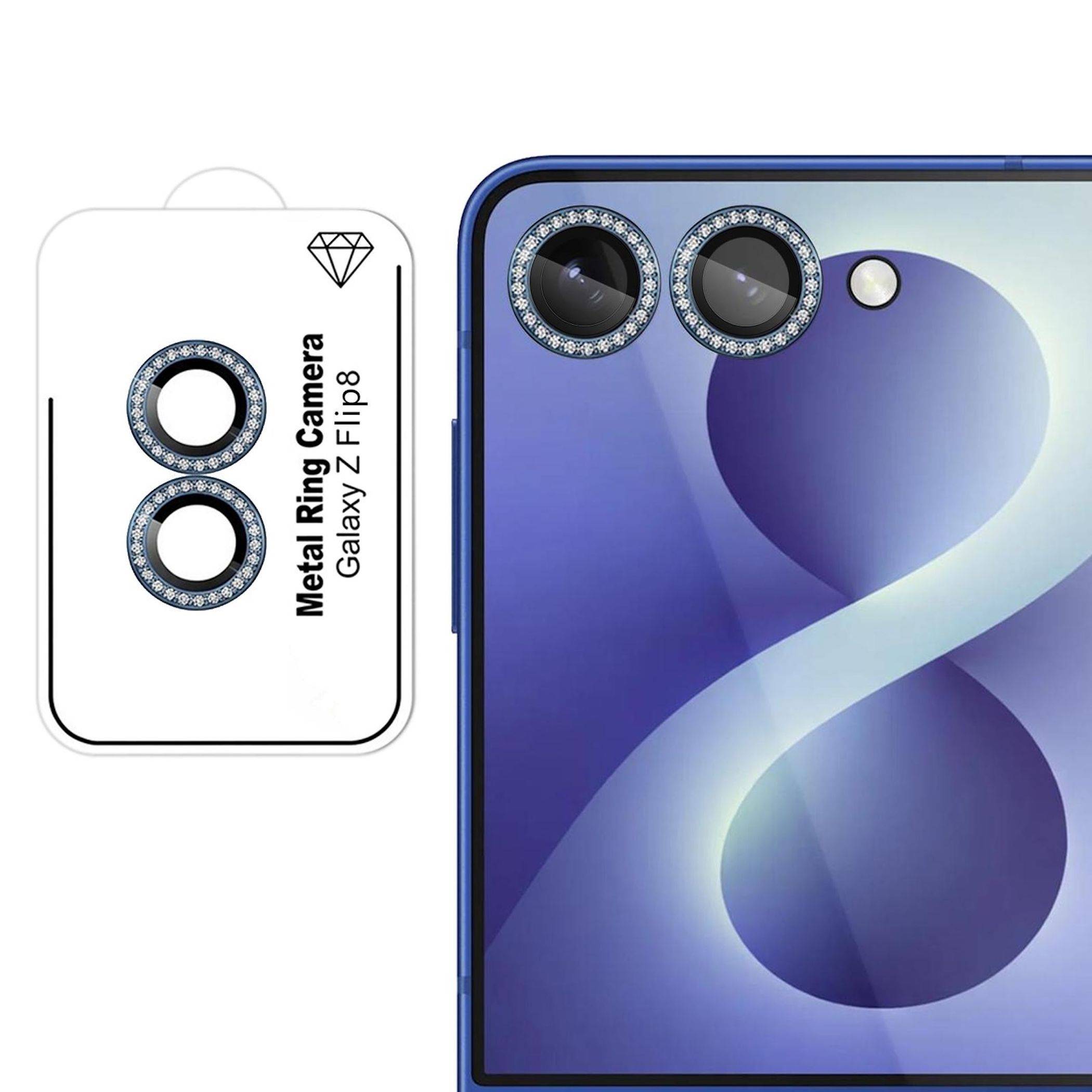Galaxy Z Flip8 Handyhülle mit Metallring-Kameraausschnitten neben einem Telefon gezeigt, die doppelte Kameraöffnungen und einen blaugemusterten Rücken hervorheben.