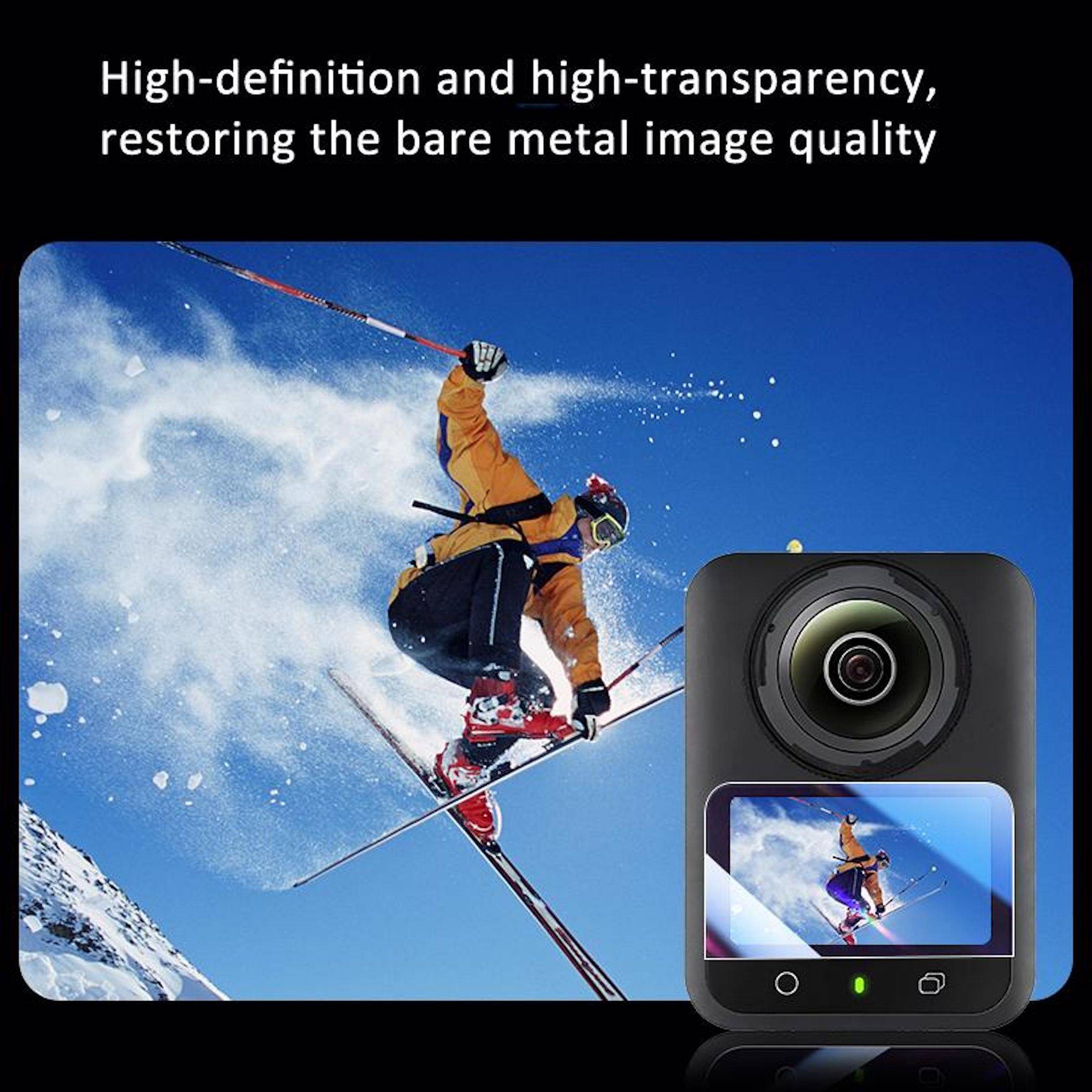 Actionkamera-Werbung zeigt einen Skifahrer mitten im Sprung vor blauem Himmel, während der Bildschirm der Kamera die gleiche Szene anzeigt und darüber Text zu sehen ist: „Hohe Definition und hohe Transparenz, die ursprüngliche Bildqualität in Rohmetall wiederhergestellt