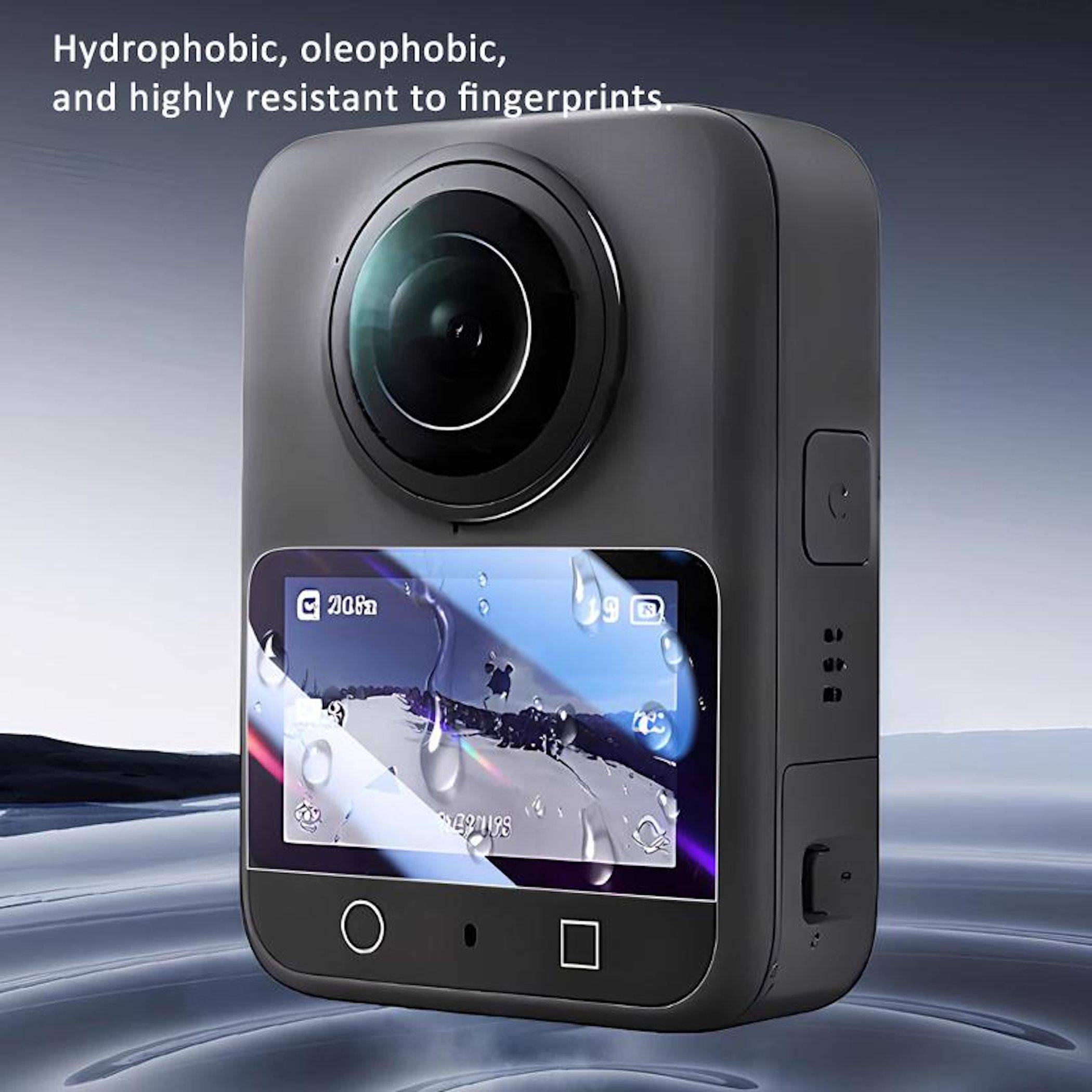 Kompakte schwarze Action-Kamera mit großem Objektiv und frontalem Touchscreen, gezeigt mit Wassertropfen; der Text besagt „Hydrophob, oleophob und hochgradig fingerabdruckresistent.
