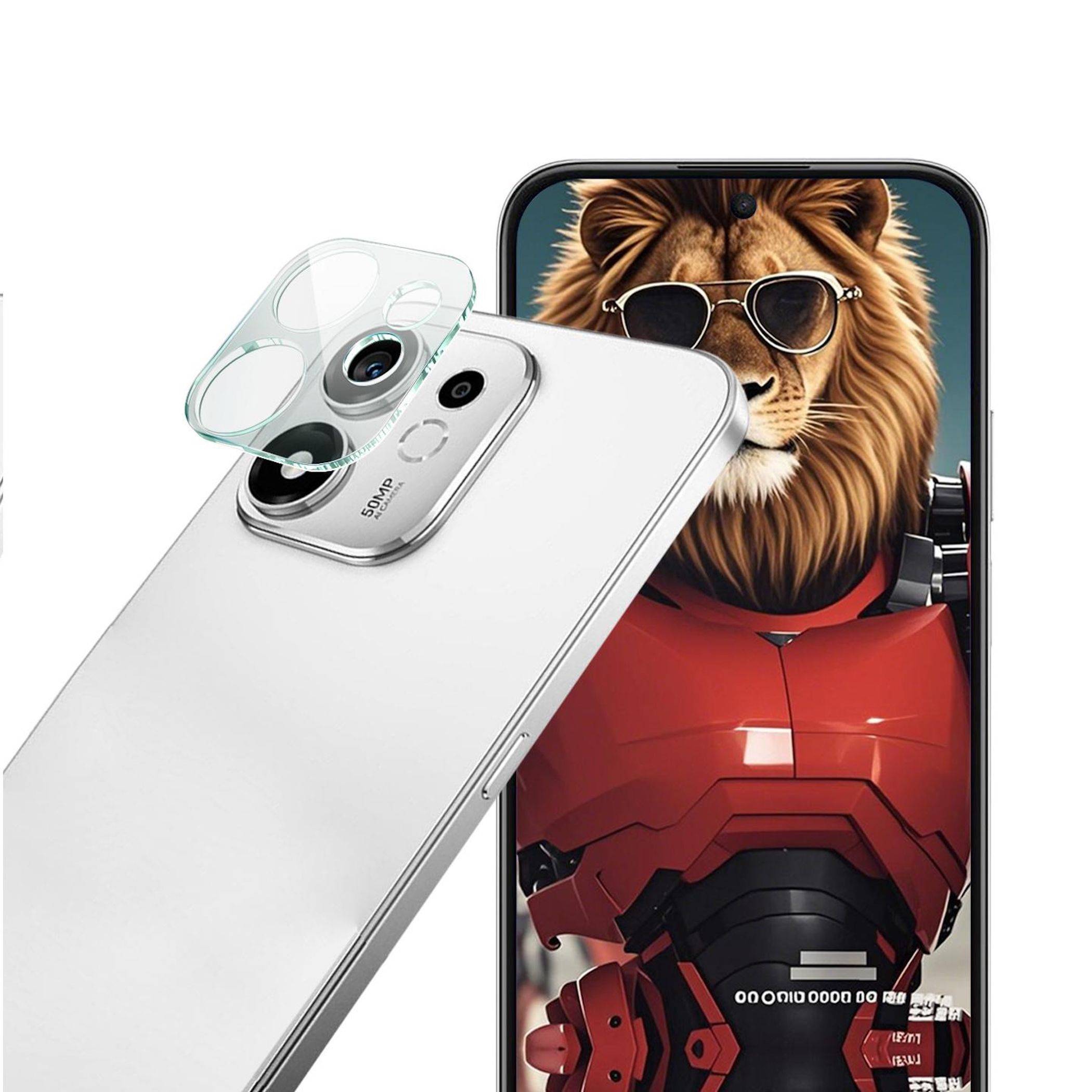 Weißes Smartphone von hinten gezeigt mit installiertem transparentem Kameralinsen-Schutz, vor einem Bildschirm, der einen Löwen mit Sonnenbrille und roter Rüstung anzeigt.