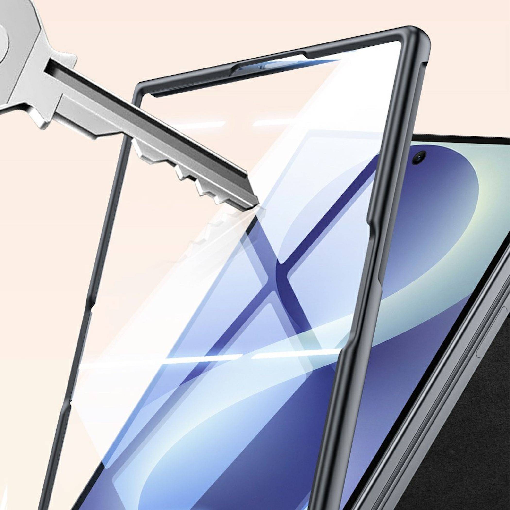 Ein Metallschlüssel nähert sich einem Smartphone in einer Schutzhulle, die einen klaren kratzfesten Displayschutz auf dem Telefonbildschirm demonstriert.