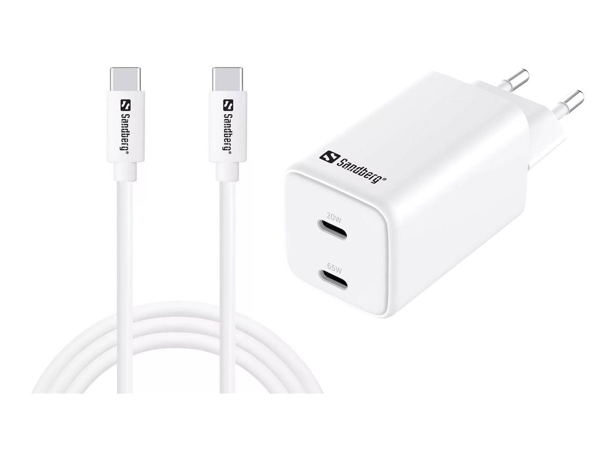 White Sandberg USB-C-Ladegerät mit europäischem Stecker und zwei USB-C-Kabeln auf schlicht strukturiertem Hintergrund gezeigt.