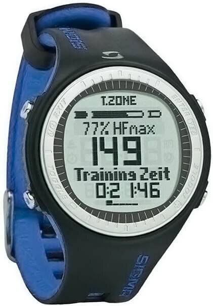 Digitale Sportarmbanduhr im Herzfrequenz-Trainingmodus mit 77% HFmax, Puls 149 und Trainingszeit 02:146 auf dem Display.