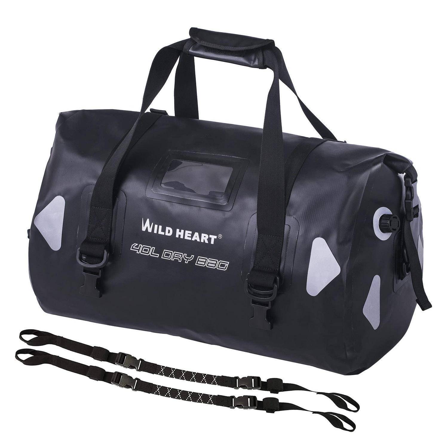 Schwarze Black Wild Heart 40L Dry Duffel Bag mit Schultergurten und abnehmbarem Tragegurt auf weißem Hintergrund.