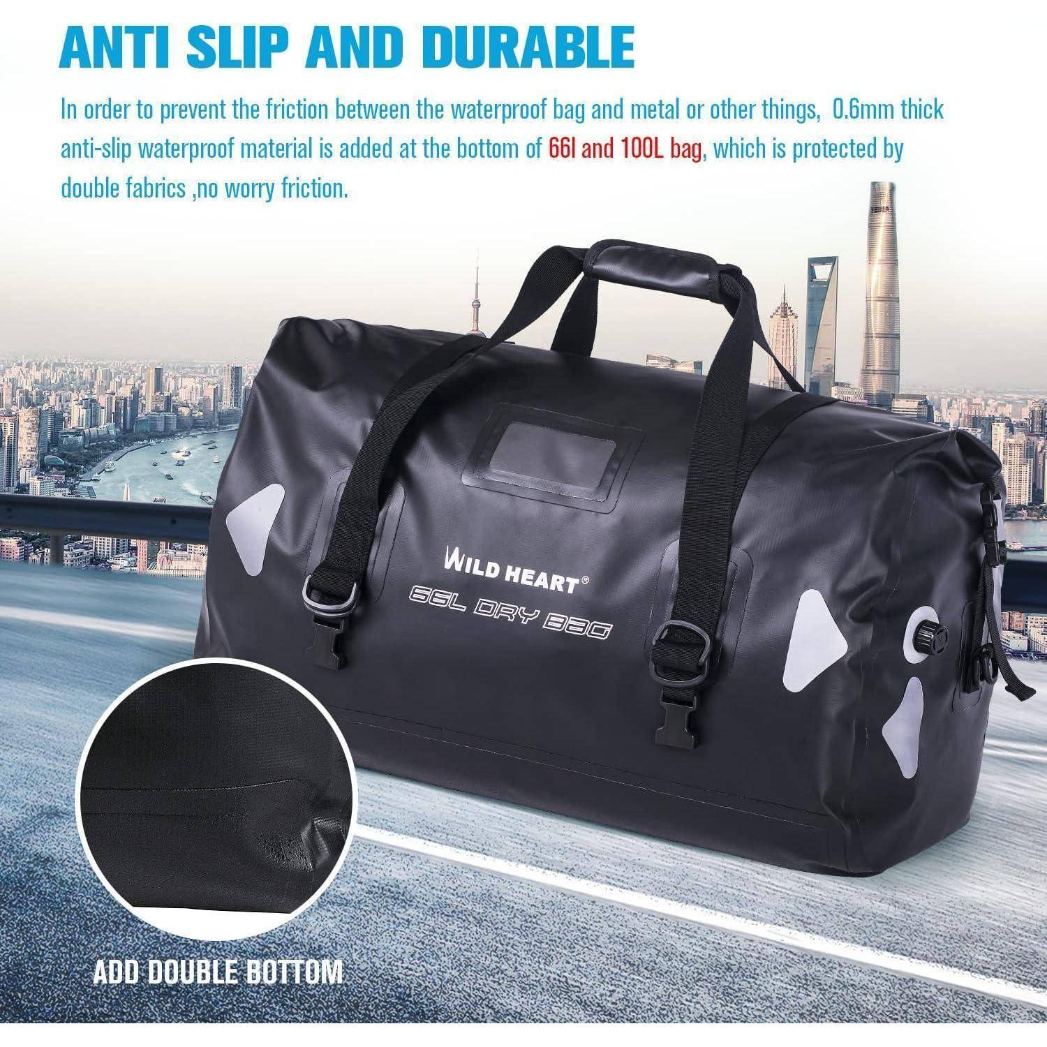 Werbebild einer schwarzen wasserdichten Reisetasche mit der Aufschrift "WILD HEART"" mit rutschfestem Doppelboden, gezeigt auf einer Brücke mit Stadtsilhouette im Hintergrund.