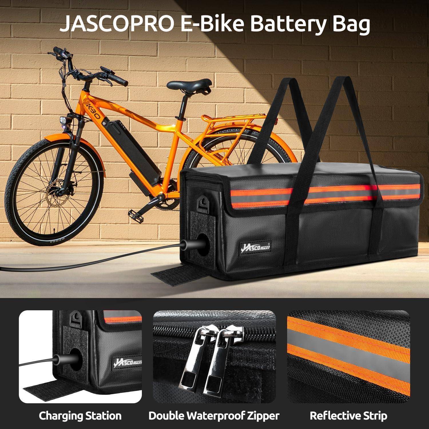 Orange e-Bike mit schwarzer JASCORO-Batterietasche, die den Ladeanschluss, den doppelten wasserdichten Reißverschluss und das reflektierende Streifen zeigt.