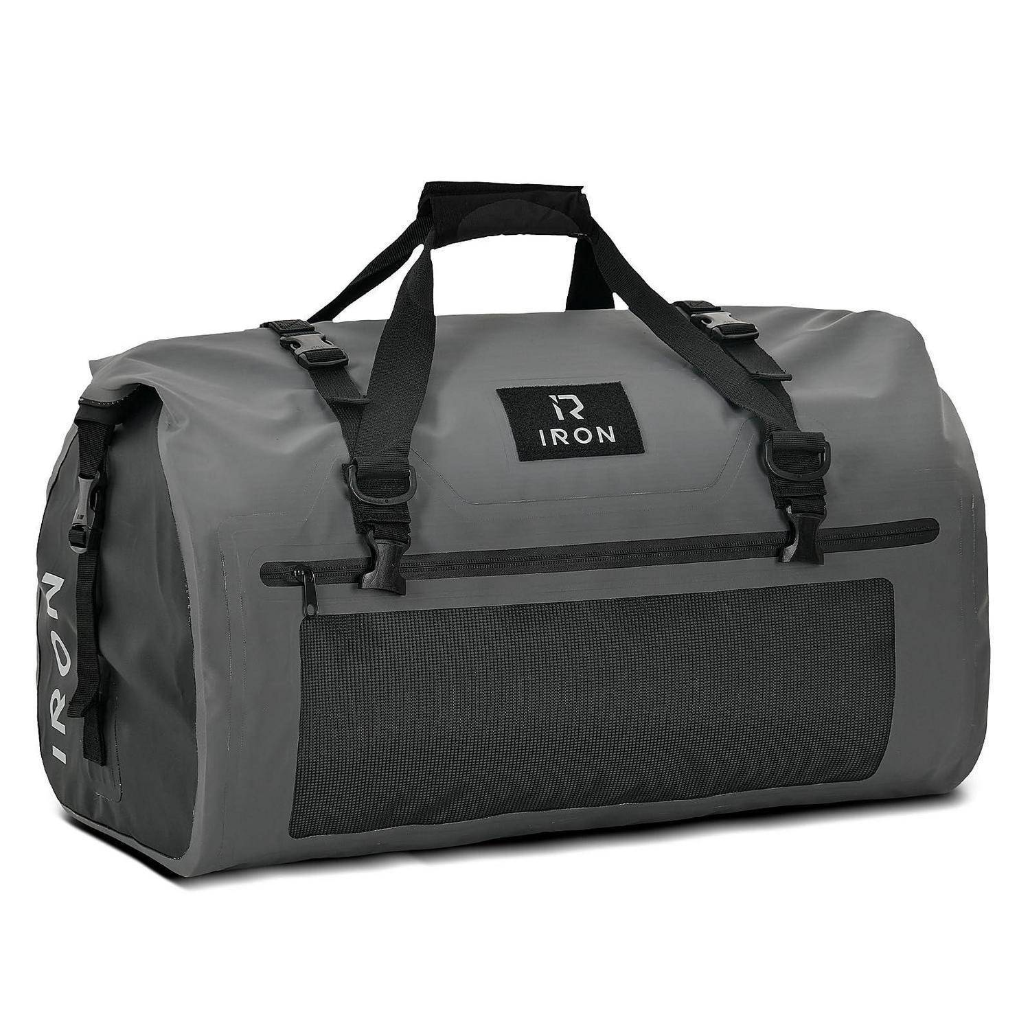 Graue Reisetasche mit schwarzen Riemen, Griffen und Seitentasche, Marke 'IRON'.