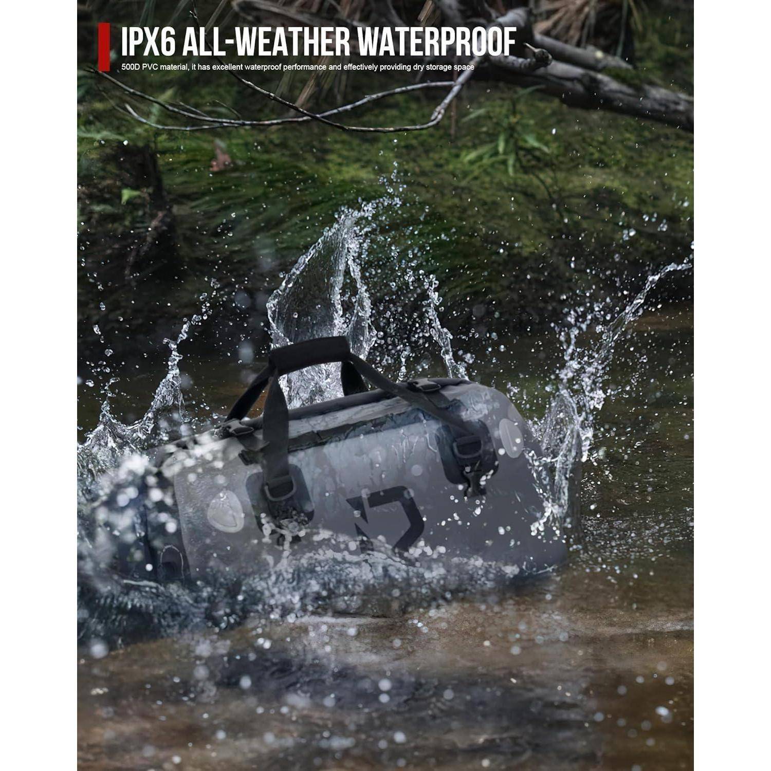 Wasserdichte graue Sporttasche, die ins Wasser spritzt, mit der Kennzeichnung „IPX6 ALL-WEATHER WATERPROOF" und beschrieben als 500D PVC mit strapazierfähigem Stauraum.