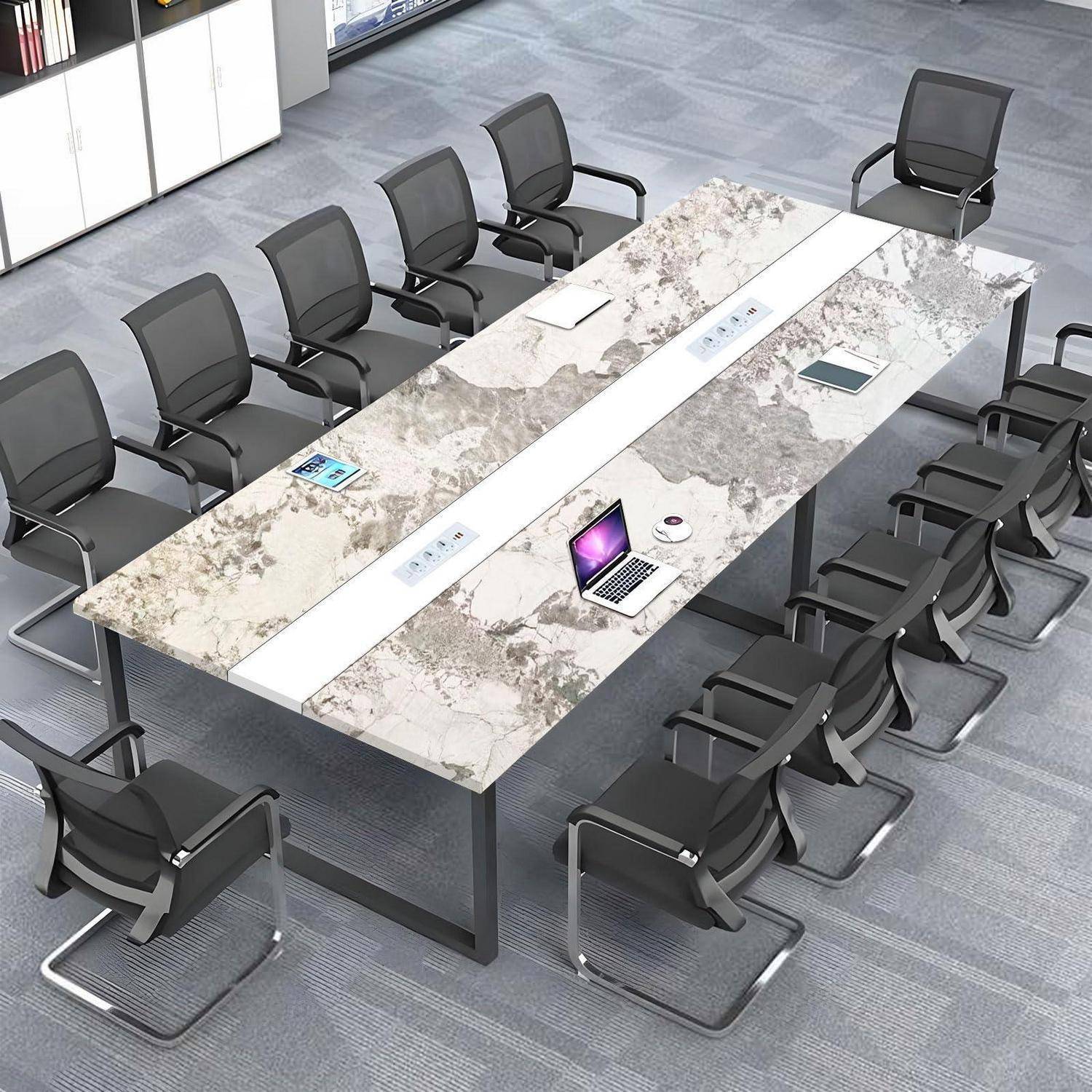 Moderner Konferenzraum mit einem langen Marmortisch, umgeben von schwarzen Bürostühlen, und einem Laptop, Tablet und Papieren auf dem Tisch.