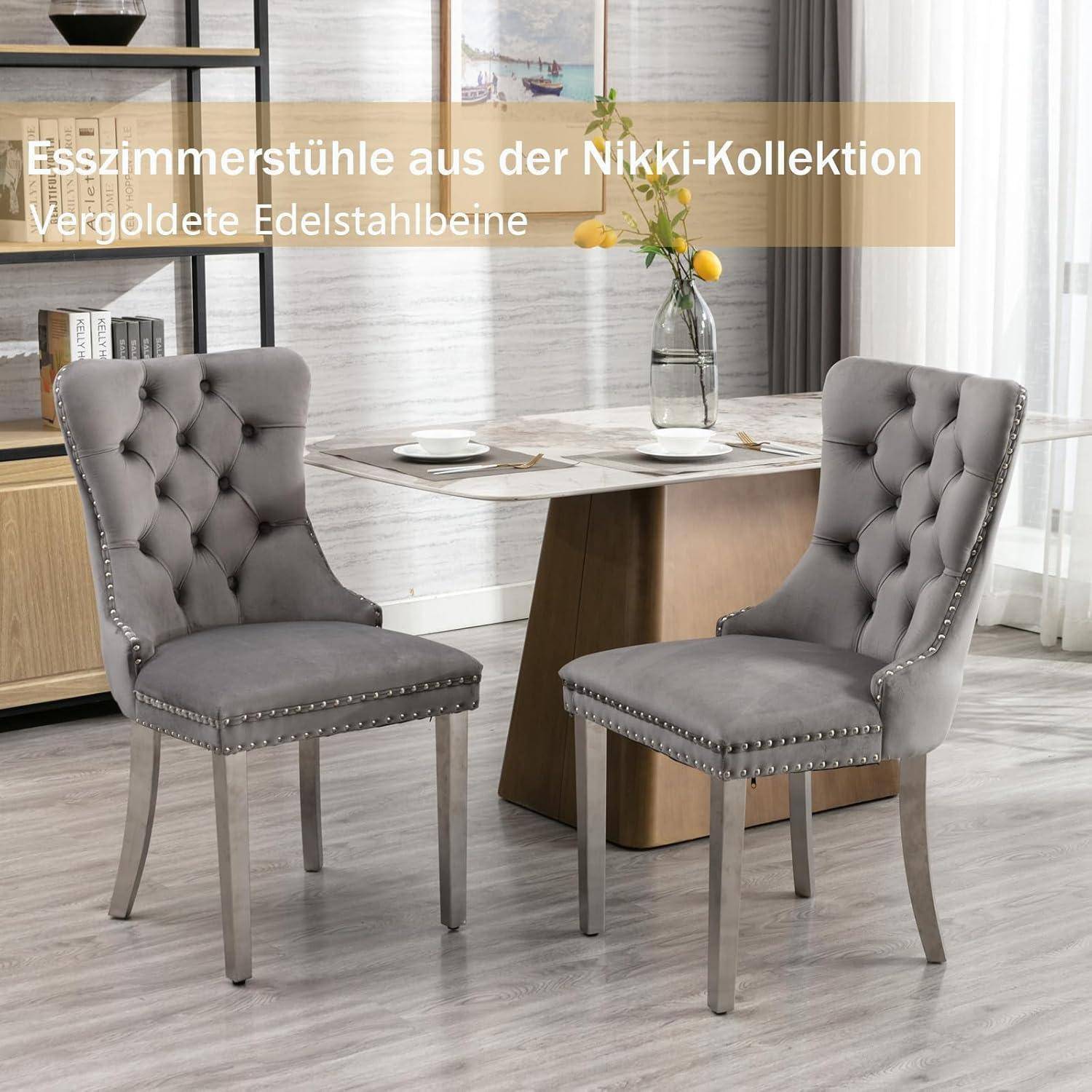 Zwei graue, gesteppte gepolsterte Esszimmerstühle mit silbernen Nagelkopfverzierungen und Metallbeinen neben einem modernen Esstisch; deutscher Text wirbt für die Nikki-Kollektion und goldene Edelstahlbeine.