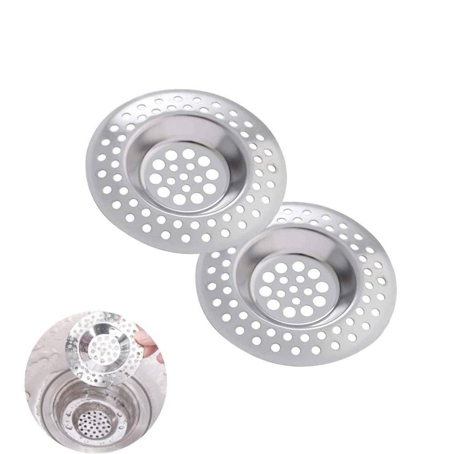 Zwei Edelstahl-Spülbeckensiebe mit perforierten Rändern, gezeigt mit einem kleinen Einfügungsfoto eines in einem Spülbeckenablauf eingebauten Siebs.