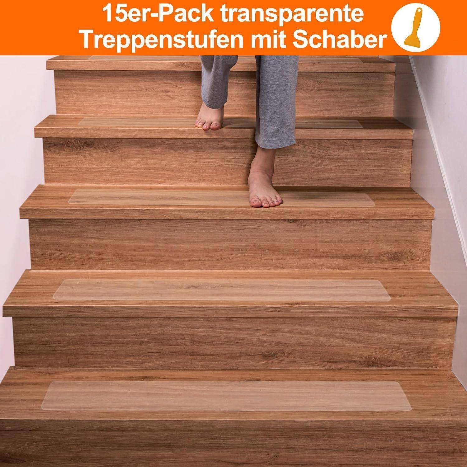 Person geht eine Holztreppe hinunter mit transparenten rutschfesten Stufenbelägen; deutscher Text sagt „15er-Pack transparente Treppenstufen mit Schaber".