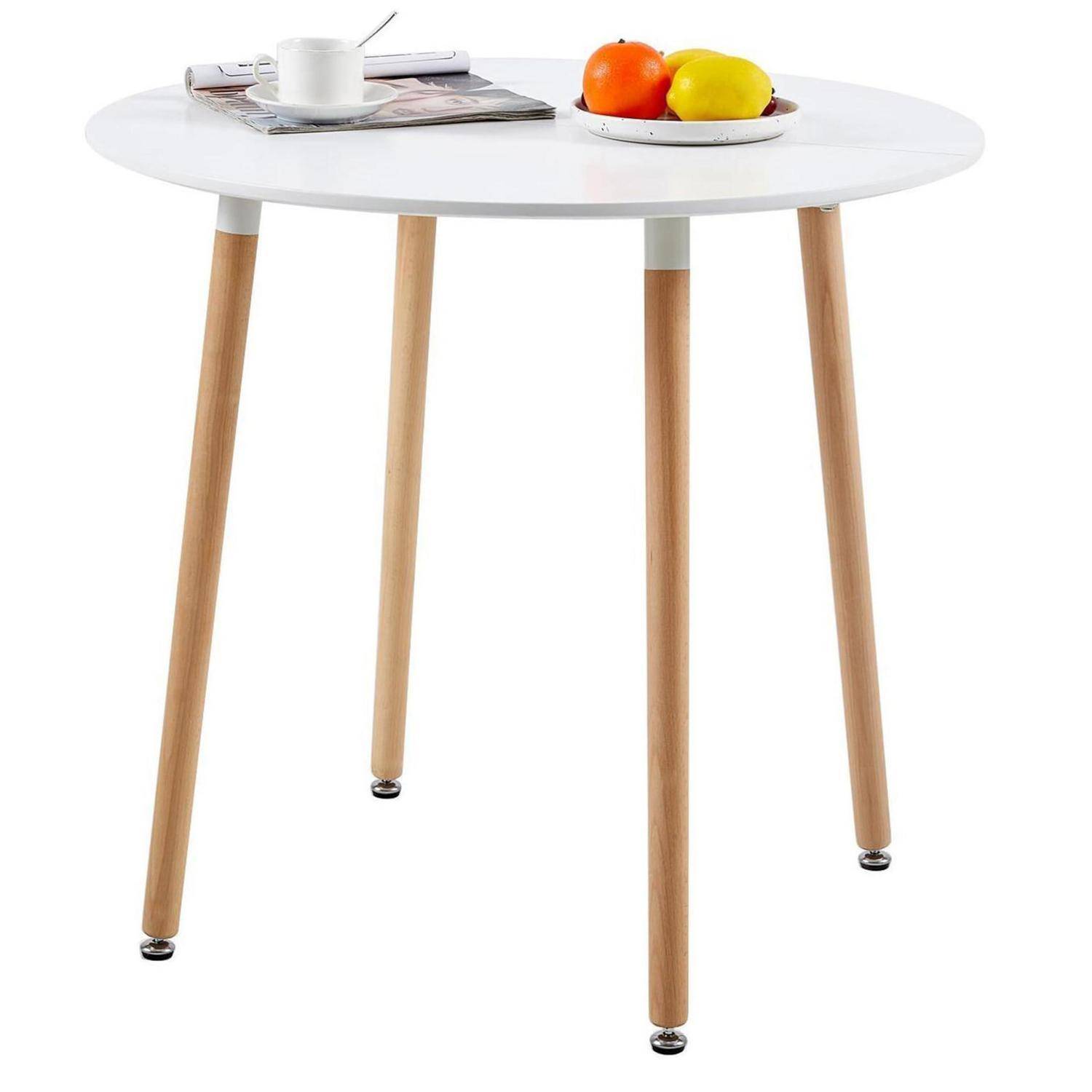 Runder weißer Tisch mit vier Holzbeinen, gedeckt mit einer Tasse, einer Zeitung und einer Obstschale.