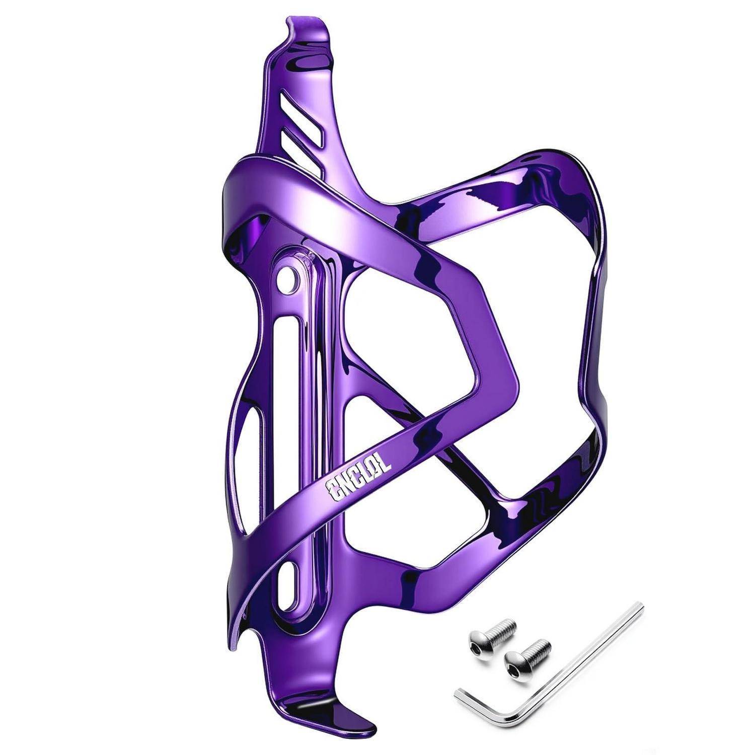 Violettes Fahrradverschluss für Wasserflasche mit Befestigungsschrauben und Inbusschlüssel auf weißem Hintergrund.