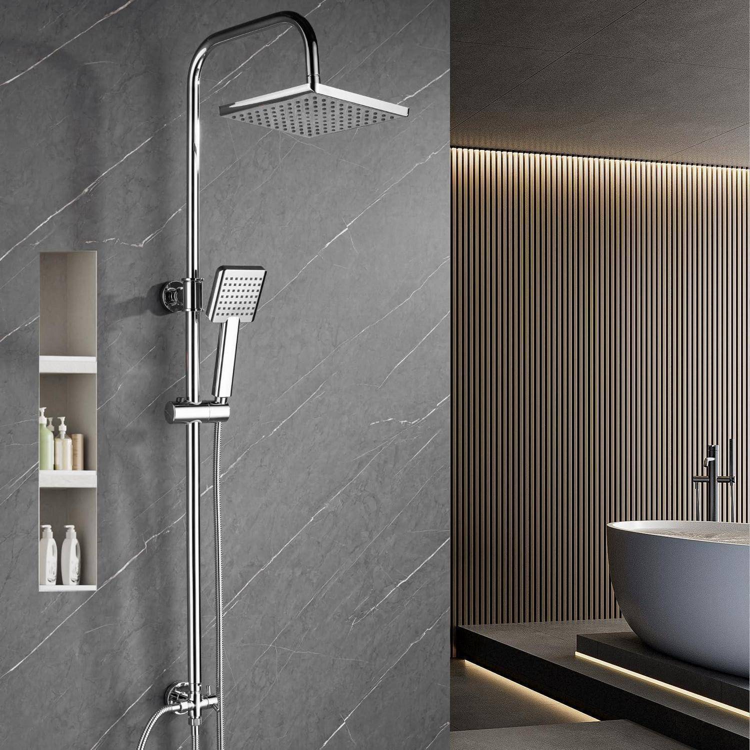 Modernes Badezimmer mit einer wandmontierten Regenbadbrause, tragbarem Duschkopf und eingelassener Nische neben einer freistehenden Badewanne und einer Akzentwand mit Lamellen.