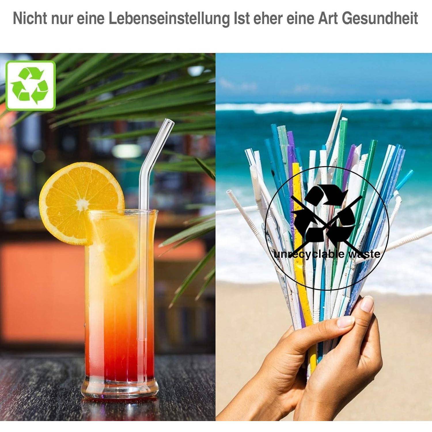 Geteiltes Bild, das ein recycling-ähnlich wirkendes orangefarbenes Getränk mit einem Strohhalm einem am Strand gehaltenen Becher mit Kunststoffstrohhalmen gegenüberstellt, die mit 