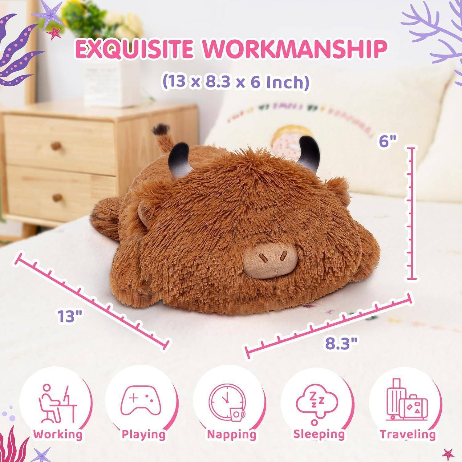 Braunes, kuscheliges bisonfarbenes Kissen in Bisonform mit der Aufschrift „EXQUISITE WORKMANSHIP" und Größenetiketten 13 x 8,3 x 6 Zoll, dargestellt als geeignet zum Arbeiten, Spielen, Nickerchen machen, Schlafen und Reisen.