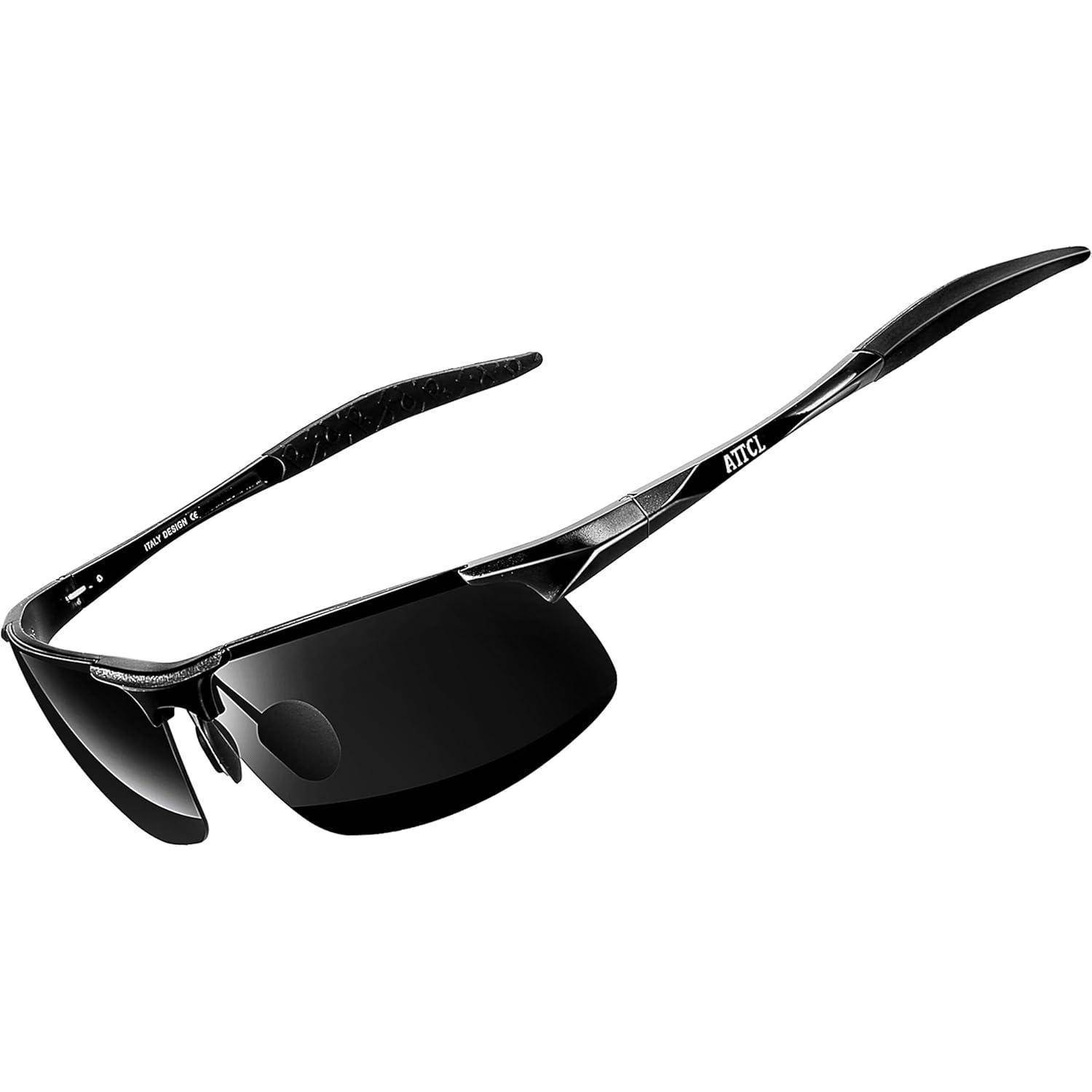 Schwarze Sonnenbrille mit Umschlagbügeln, getönten Gläsern und einem sportlichen, gebogenen Rahmen auf weißem Hintergrund.